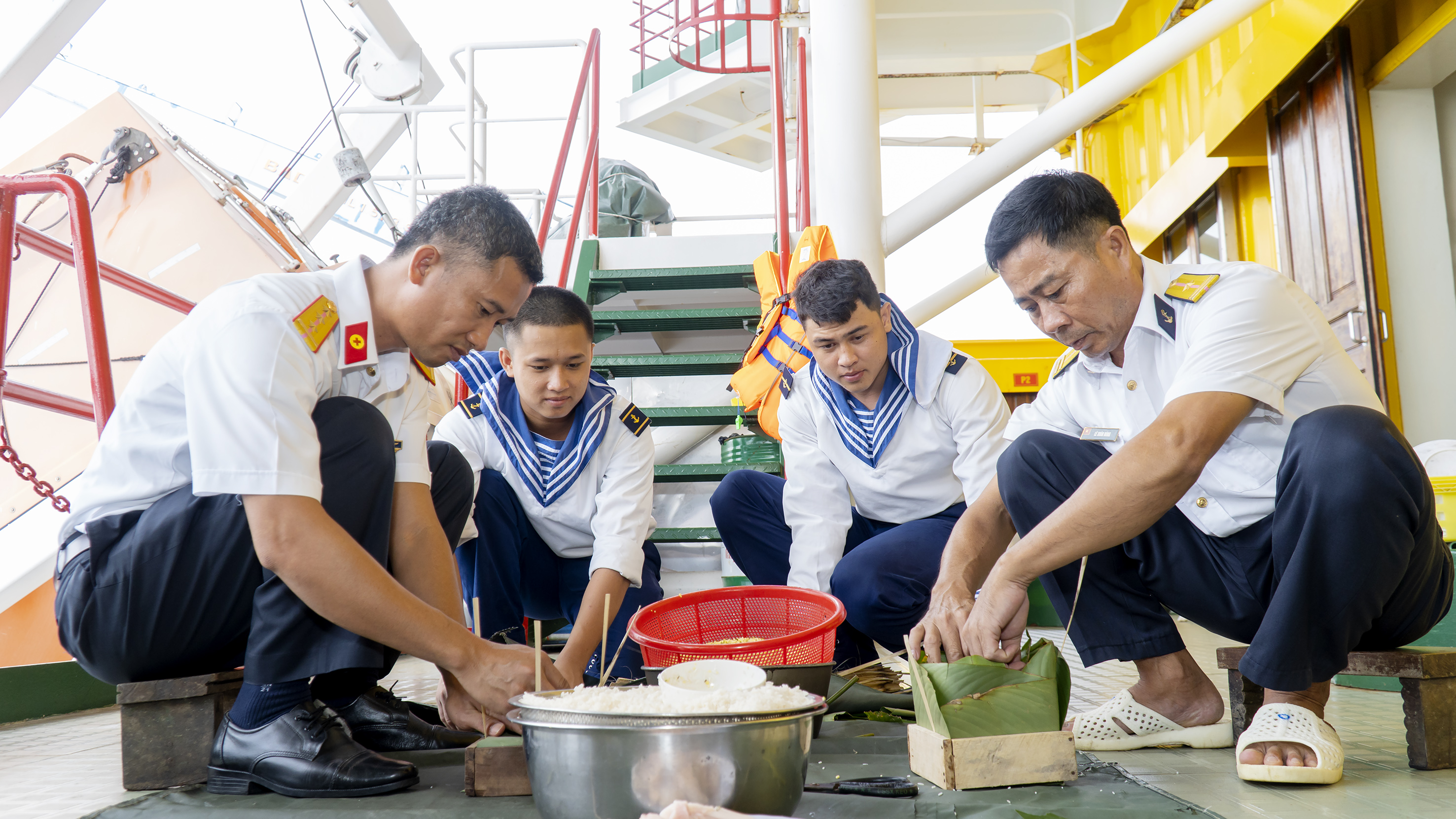 Những nguyên liệu gói bánh như lá dong, nếp, thịt... được chuyển lên Nhà Giàn DK1-9 kịp thời để cán bộ, chiến sĩ gói bánh Trưng đón Tết cổ truyền của dân tộc ấm áp, đủ đầy.