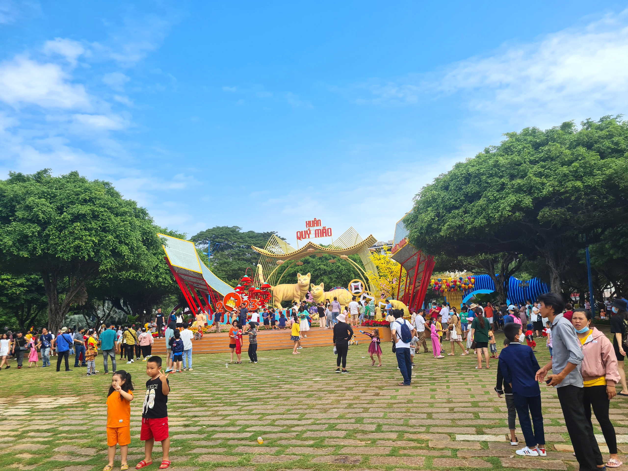 Rất đông người dân và du khách vui chơi tại Hội hoa Xuân TP.Vũng Tàu năm 2023 (Công viên Bãi Trước).