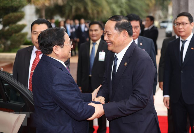 Thủ tướng Lào Sonexay Siphandone đón Thủ tướng Phạm Minh Chính.
