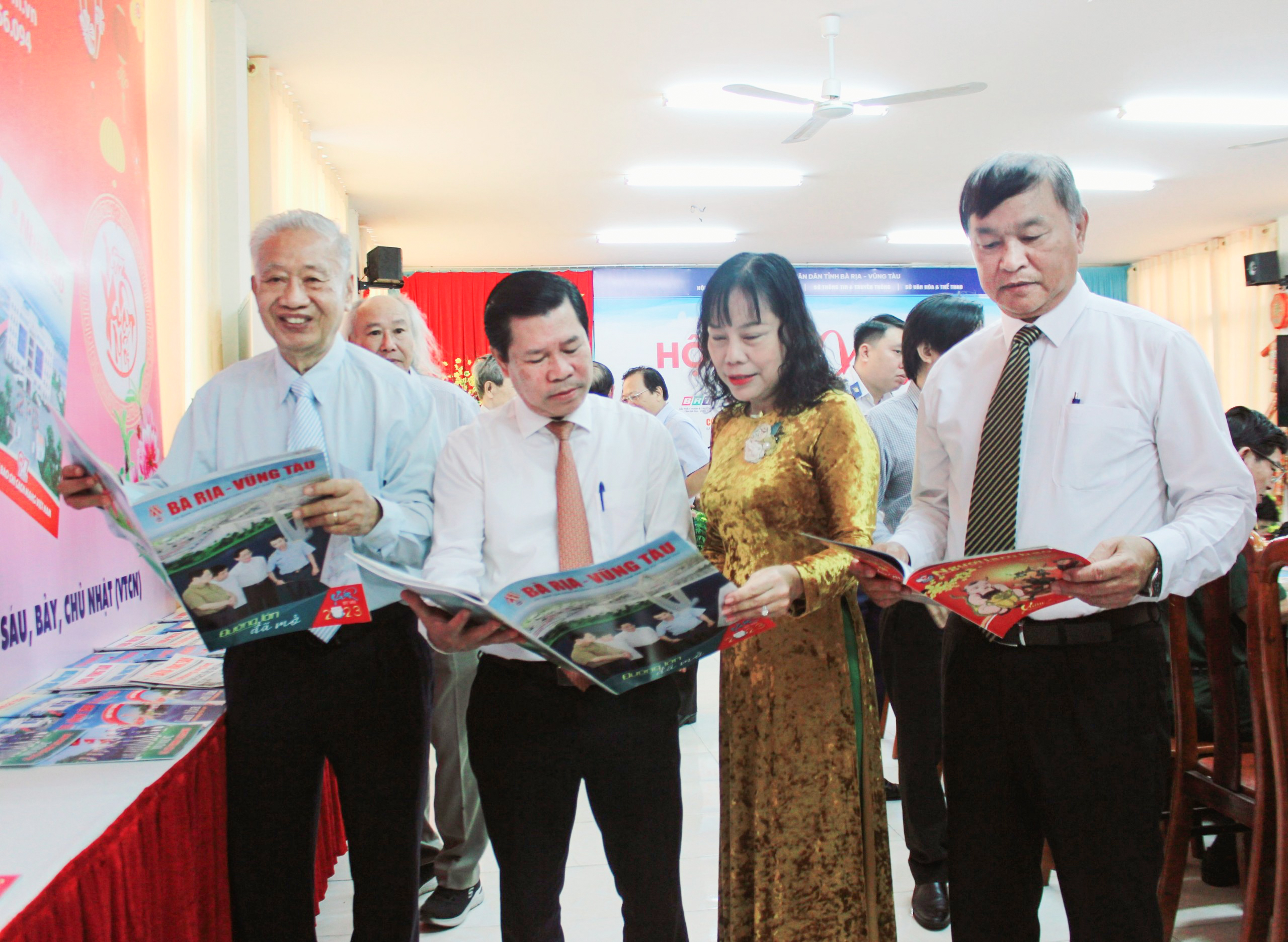 Các đại biểu đọc ấn phẩm Xuân tại gian trưng bày.