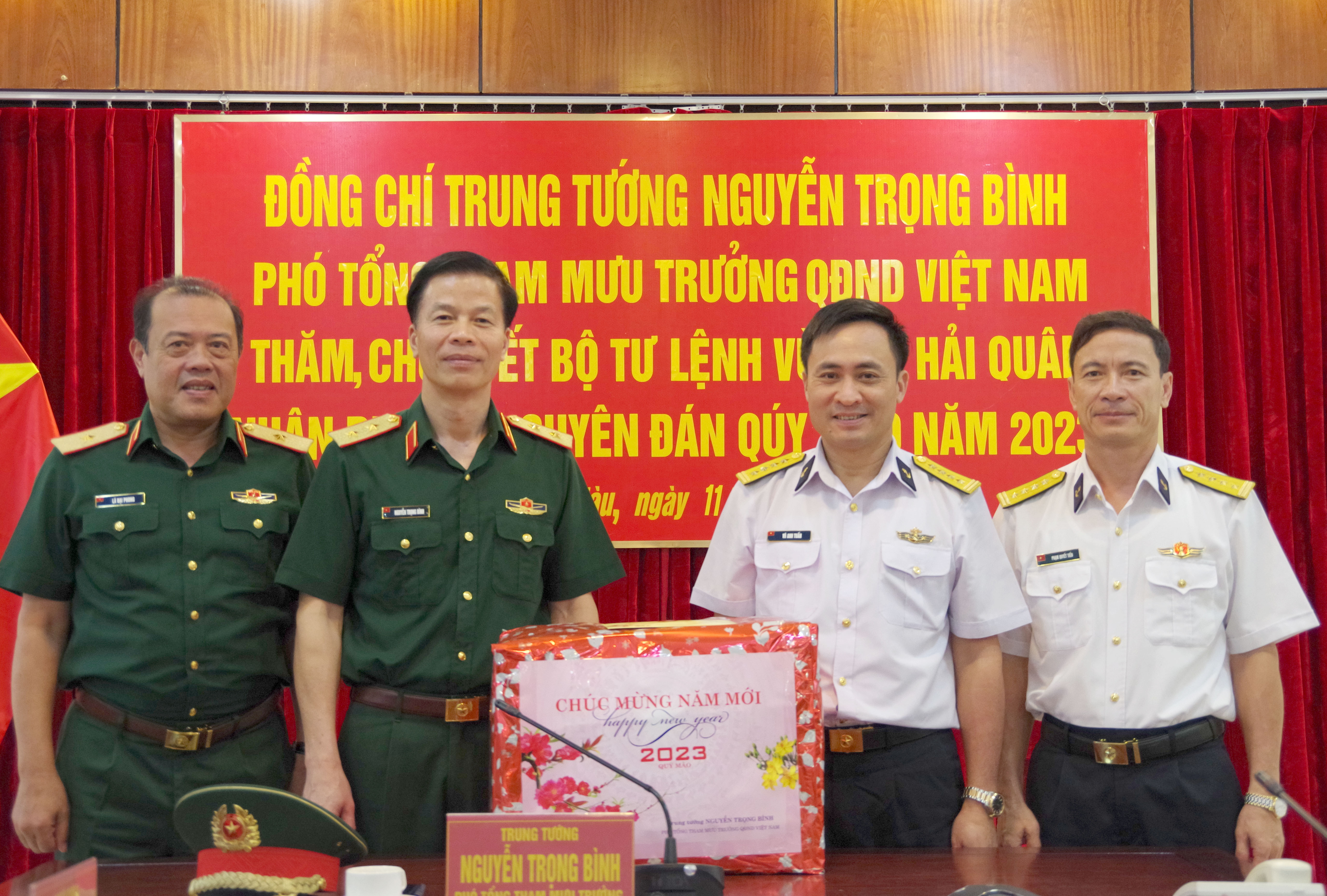 Trung tướng Nguyễn Trọng Bình, Phó Tổng Tham mưu trưởng QĐND Việt Nam tặng quà cho Bộ Tư lệnh Vùng 2 Hải quân.