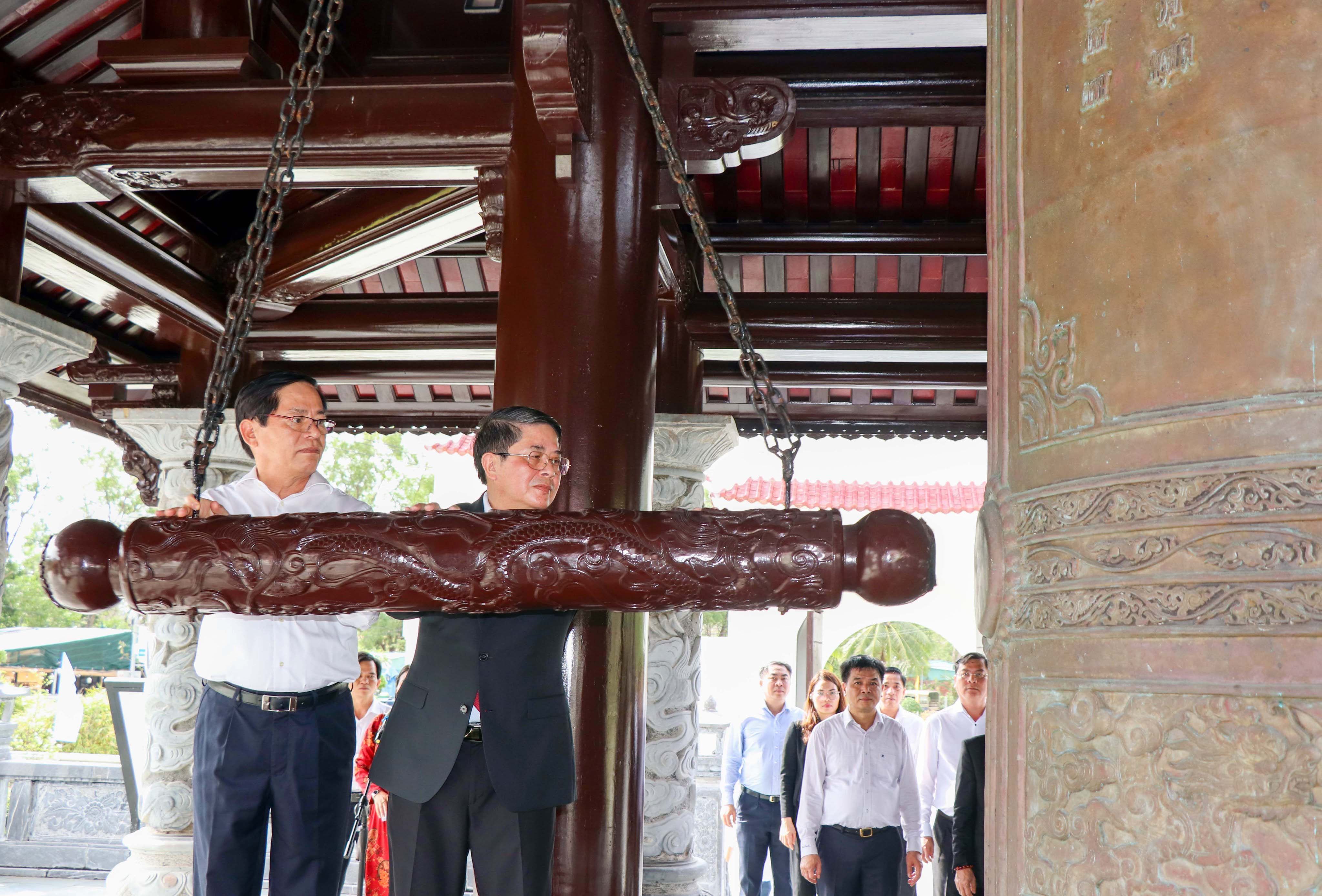 Các ông Nguyễn Đức Hải, Ủy viên Trung ương Đảng, Phó Chủ tịch Quốc hội; Phạm Viết Thanh, Ủy viên Trung ương Đảng, Bí thư Tỉnh ủy, Chủ tịch HĐND tỉnh thực hiện nghi thức thỉnh chuông tại Đền thờ Côn Đảo.