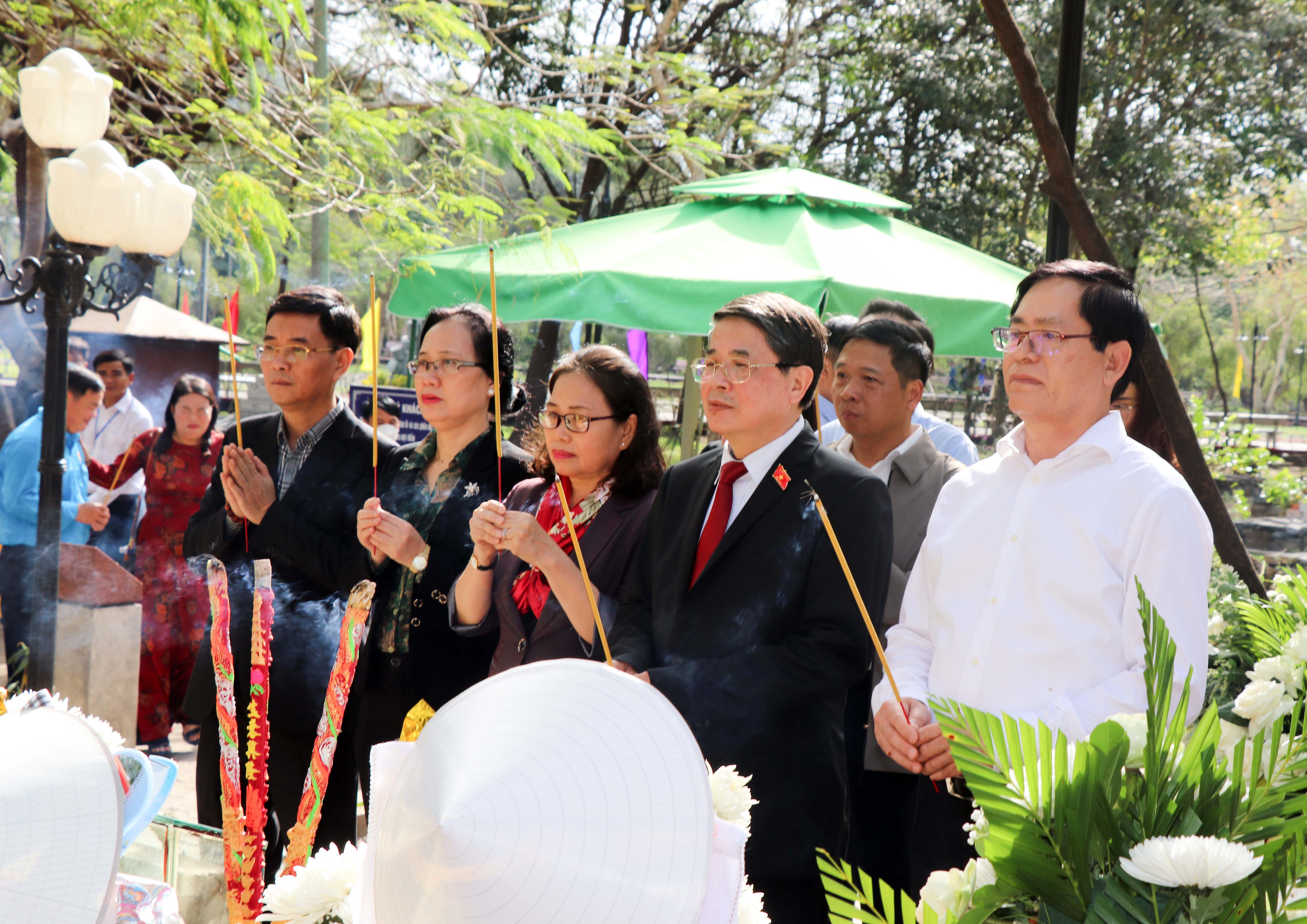 Các đại biểu dâng hương tưởng niệm tại mộ nữ Anh hùng liệt sĩ Võ Thị Sáu.