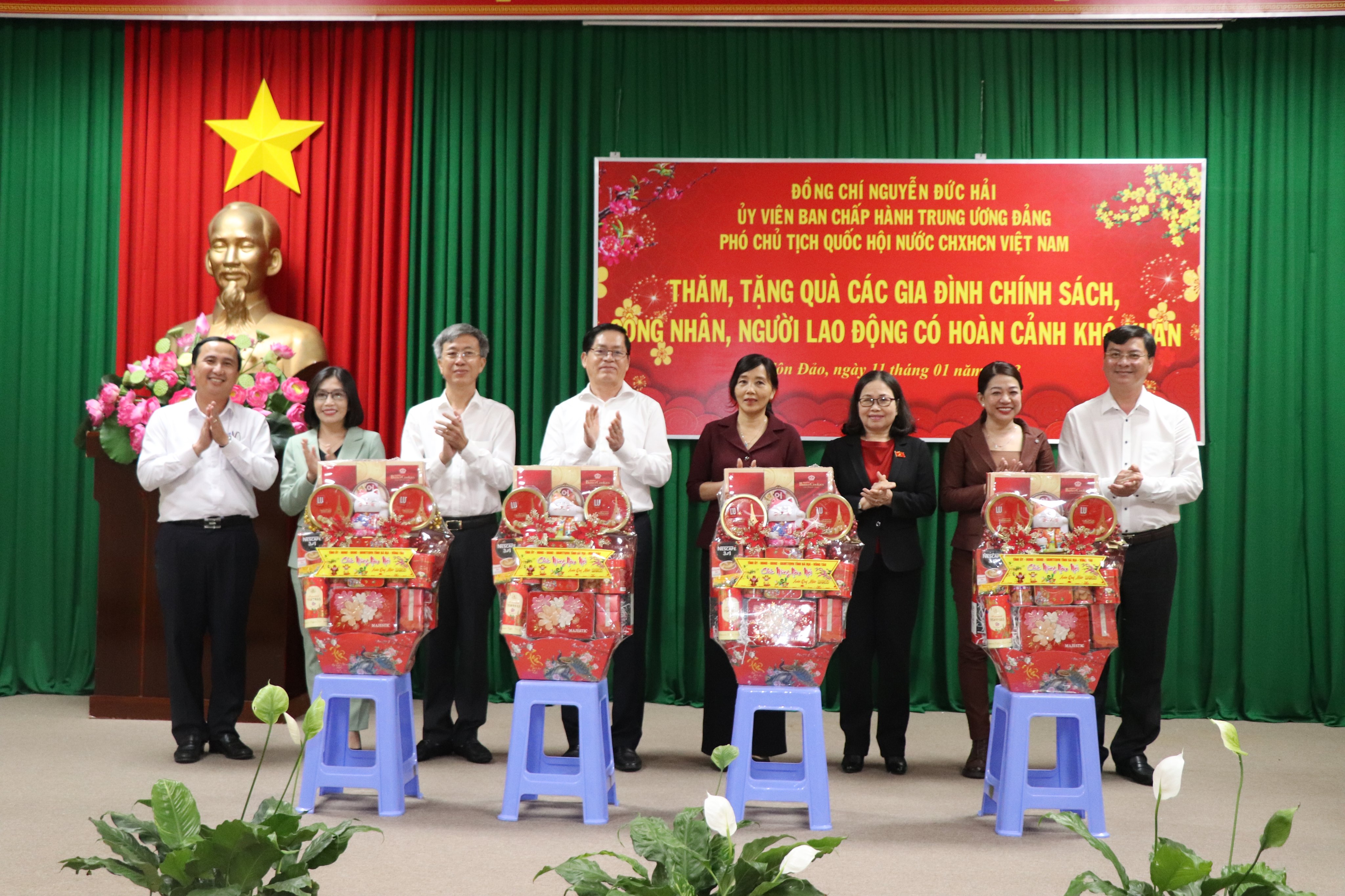 Lãnh đạo tỉnh tặng quà chúc mừng năm mới Đảng bộ, chính quyền và Nhân dân huyện Côn Đảo.
