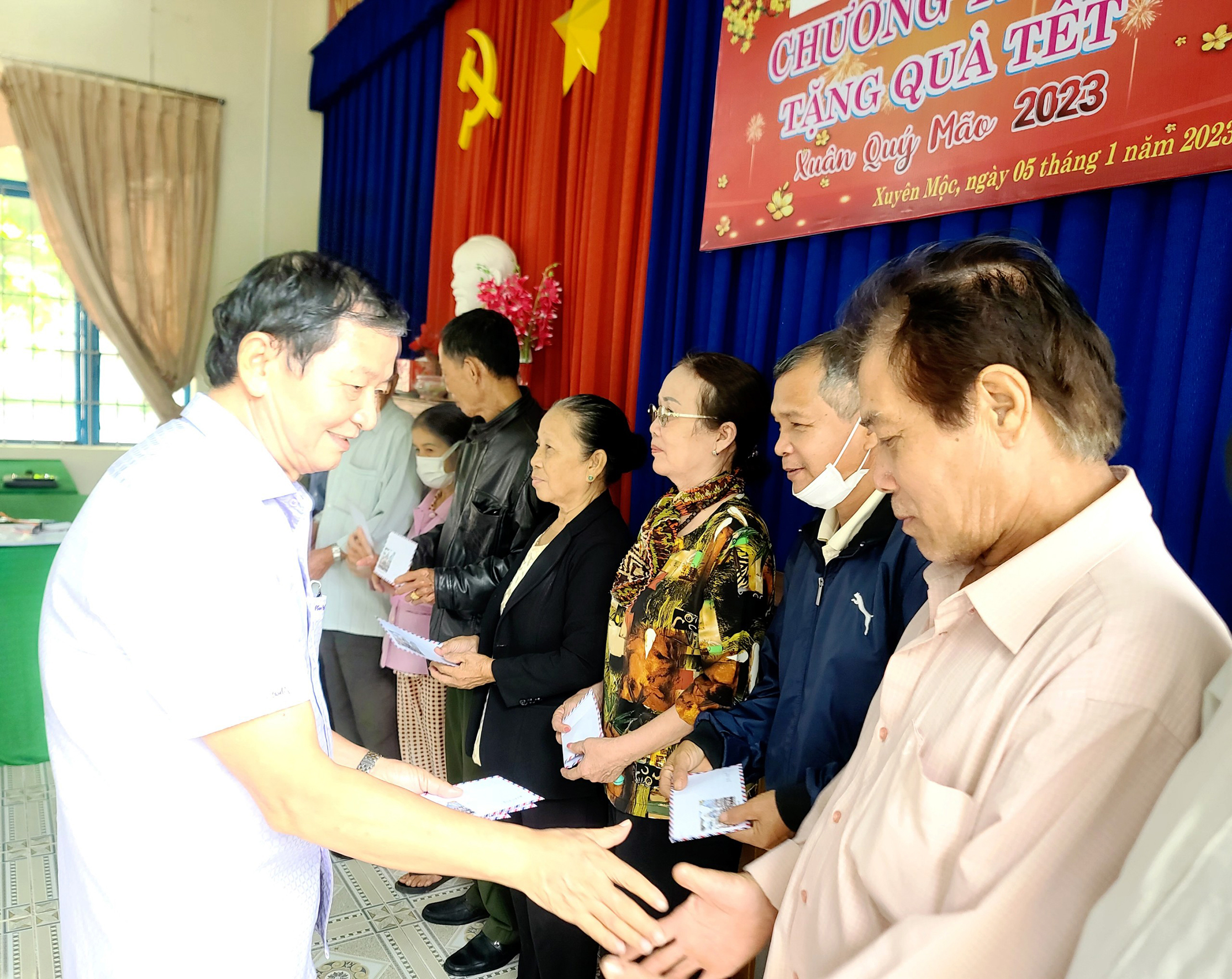 Đại diện Hội Người cao tuổi tỉnh tặng quà cho hội viên người cao tuổi huyện Xuyên Mộc