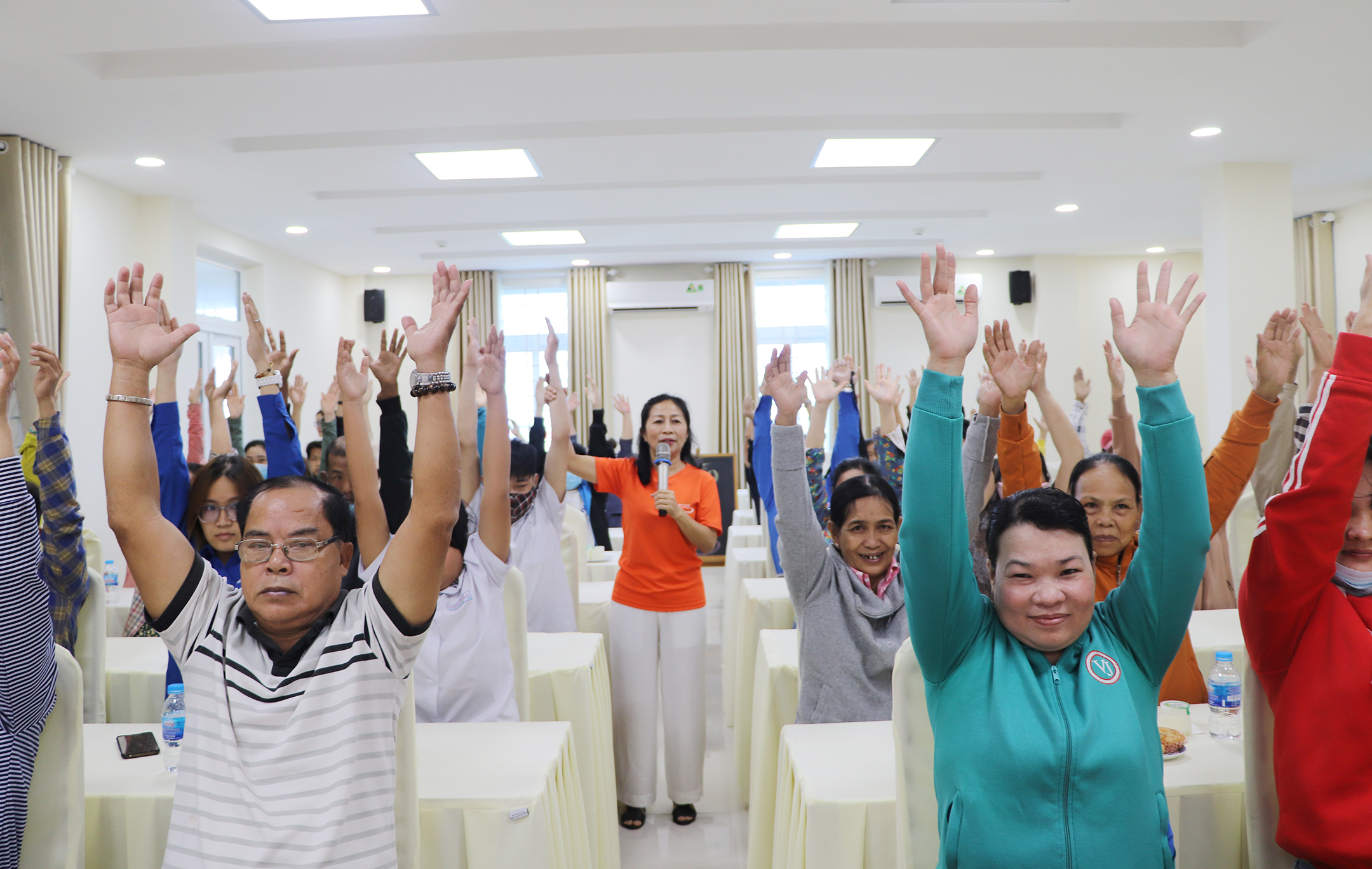 Bà Phan Mai Hương hướng dẫn mọi người tập vài động tác yoga đơn giản.