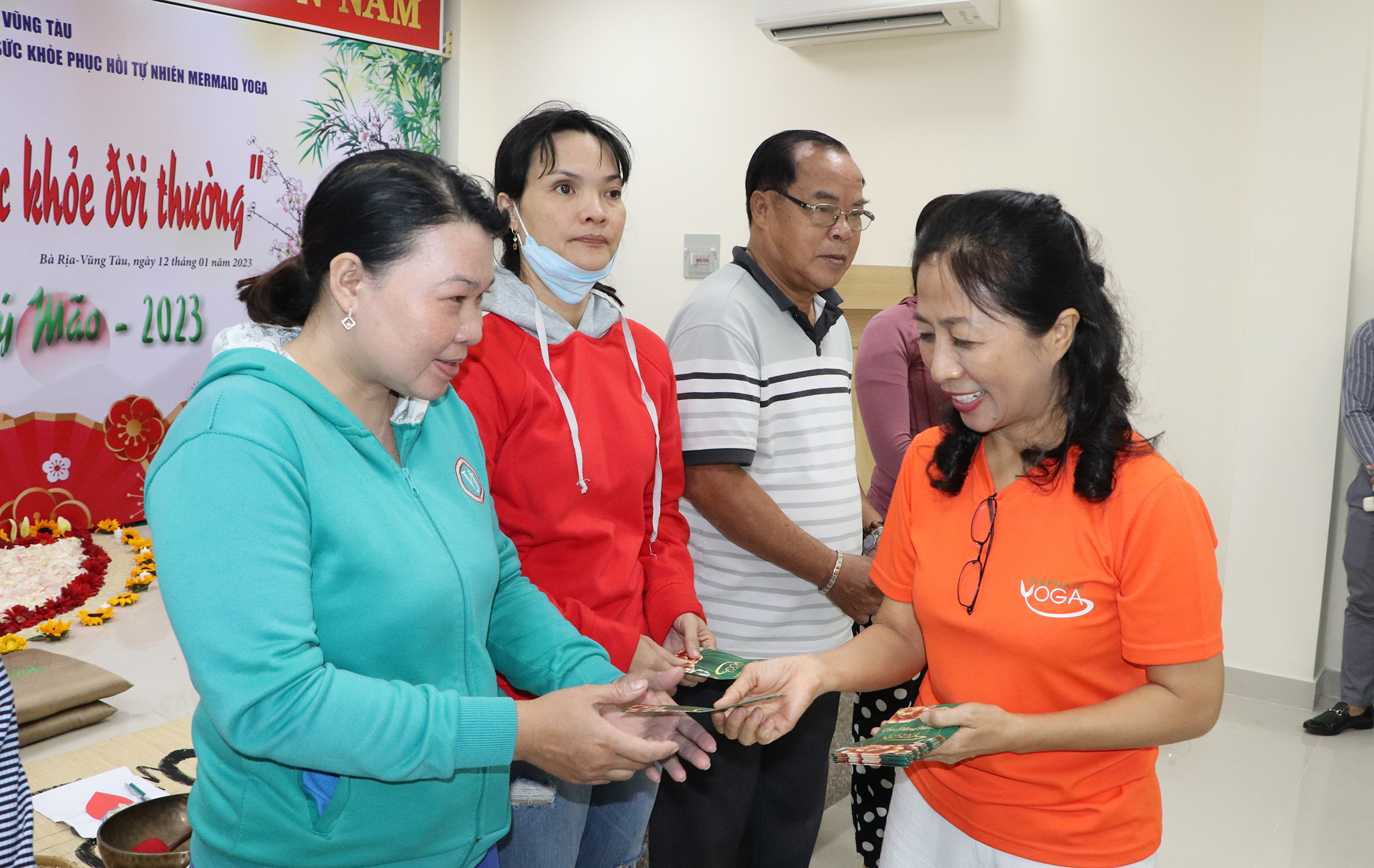 Bà Phan Mai Hương tặng quà tới những hộ nghèo tham gia chương trình.