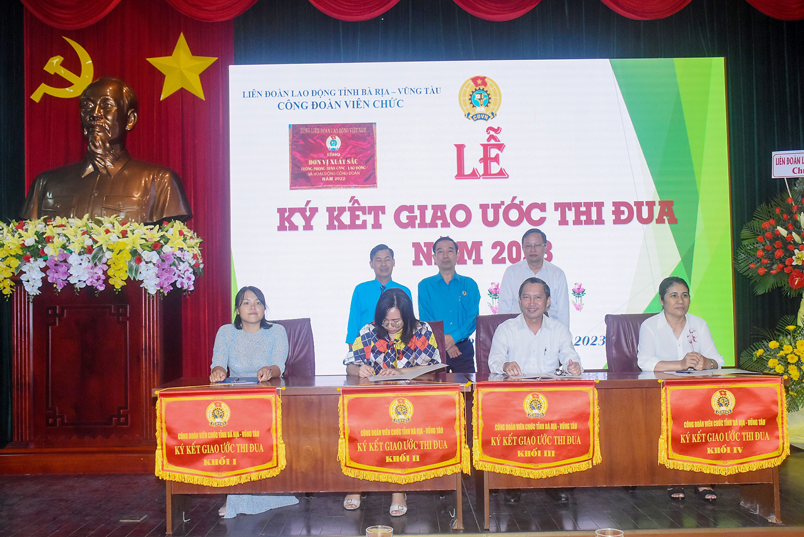 Đại diện các khối CĐ Viên chức tỉnh ký kết giao ước thi đua năm 2023