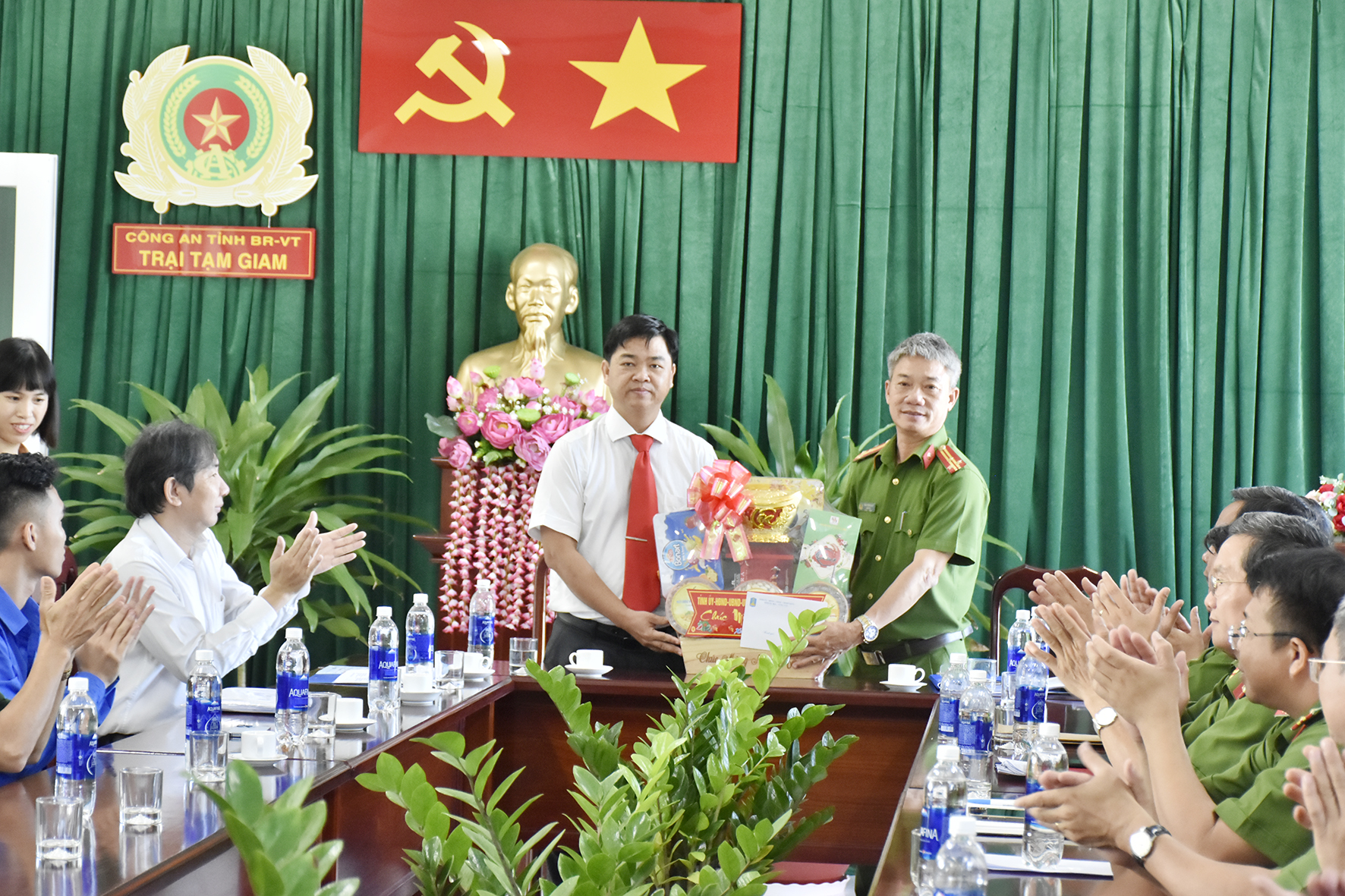 Thay mặt Tỉnh ủy, HĐND, UBND, UBMTTQ Việt Nam tỉnh, ông Lê Văn Minh, Phó Trưởng Ban Tuyên giáo tặng quà Tết cho đại diện Trại Tạm giam Công an tỉnh