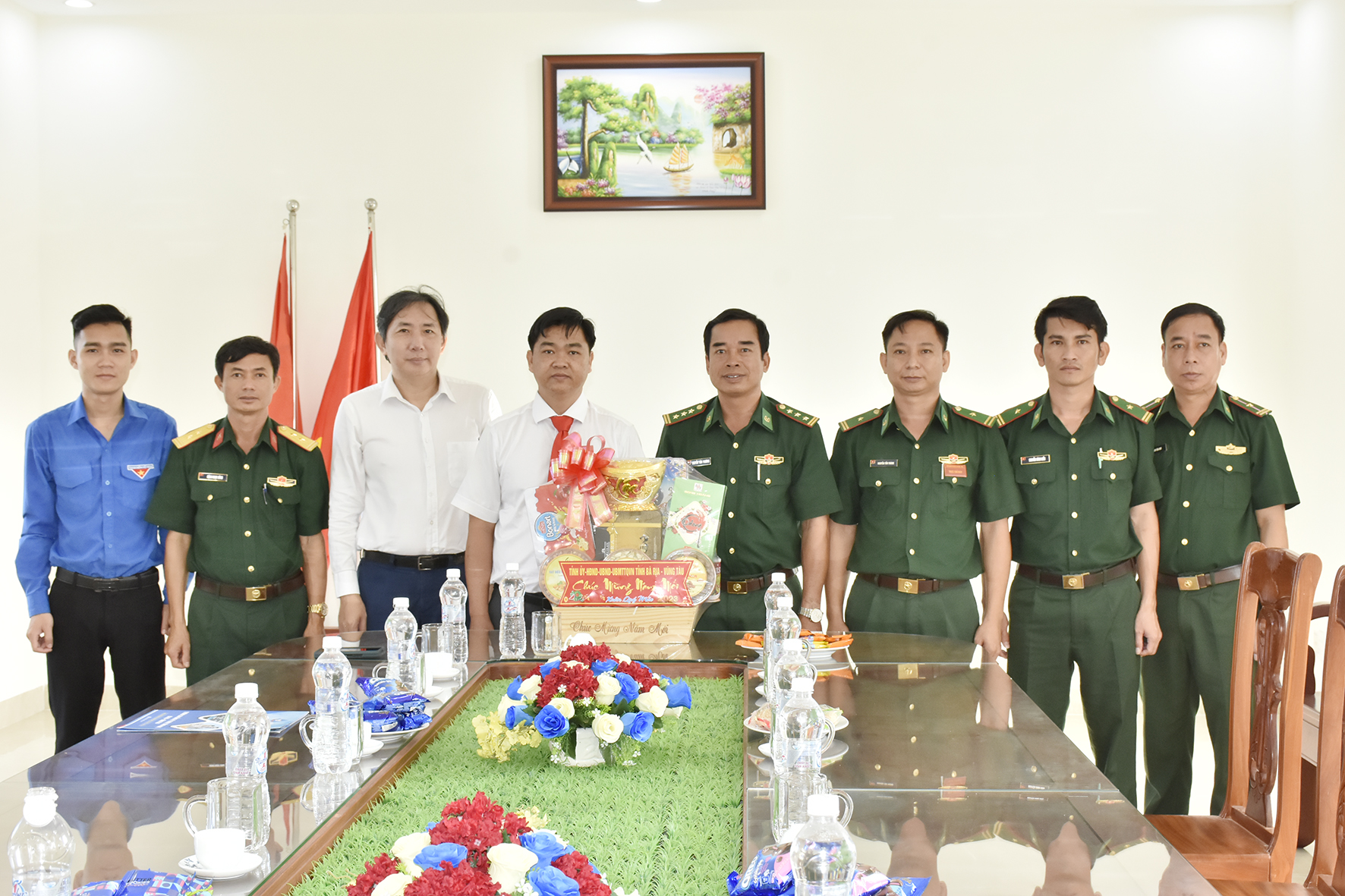 Đoàn công tác tặng quà Tết cho Đồn Biên phòng Phước Tỉnh