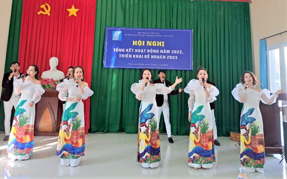 Một tiết mục văn nghệ được trình diễn tại hội nghị.