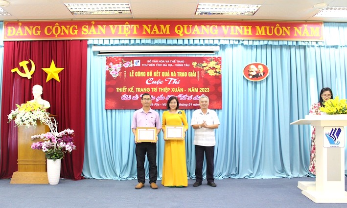 Ông Trần Minh Thế, Giám đốc Thư viện tỉnh trao  giải tập thể đến 2 trường học.
