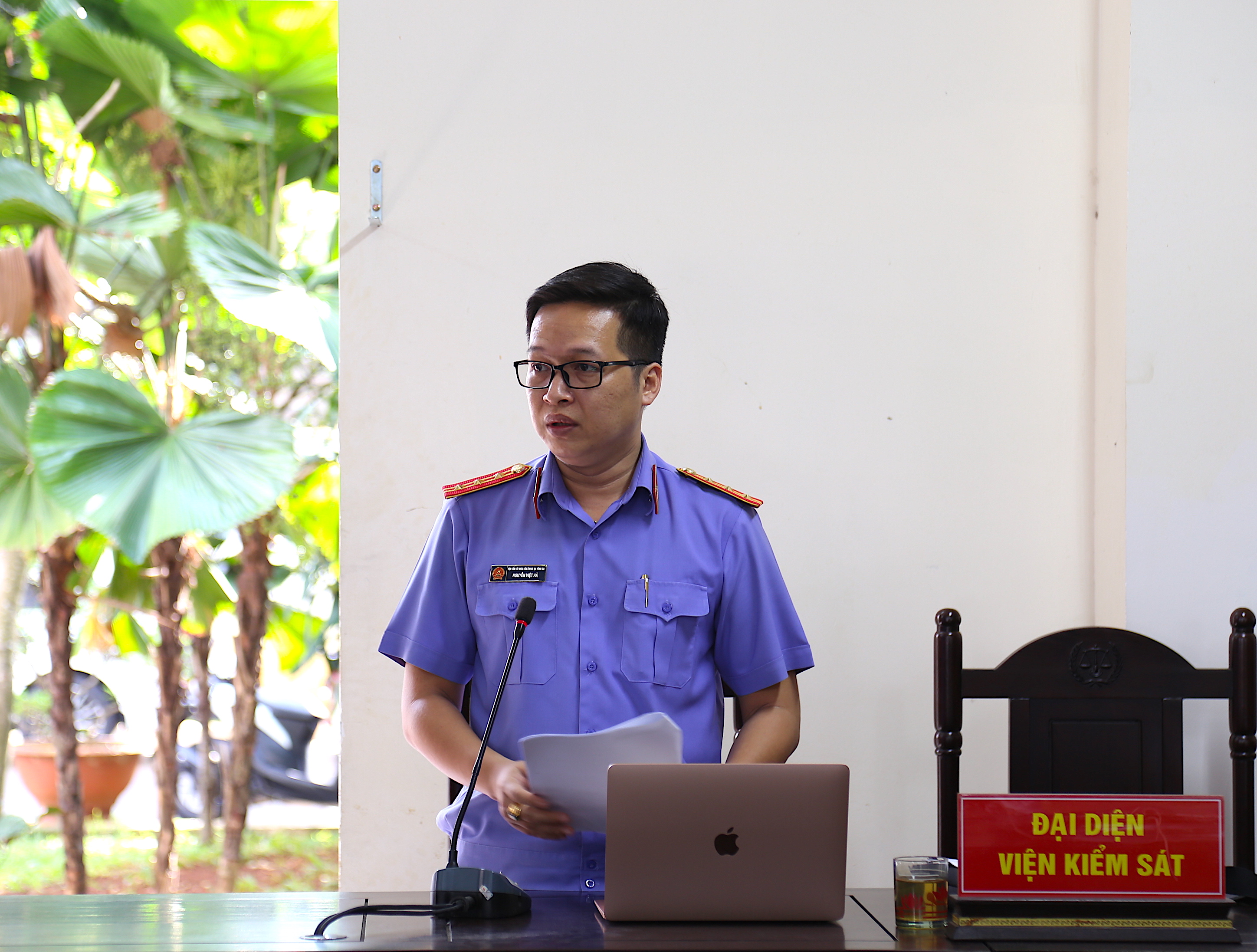 Đại diện VKSND tỉnh công bố cáo trạng truy tố các bị cáo về tội 