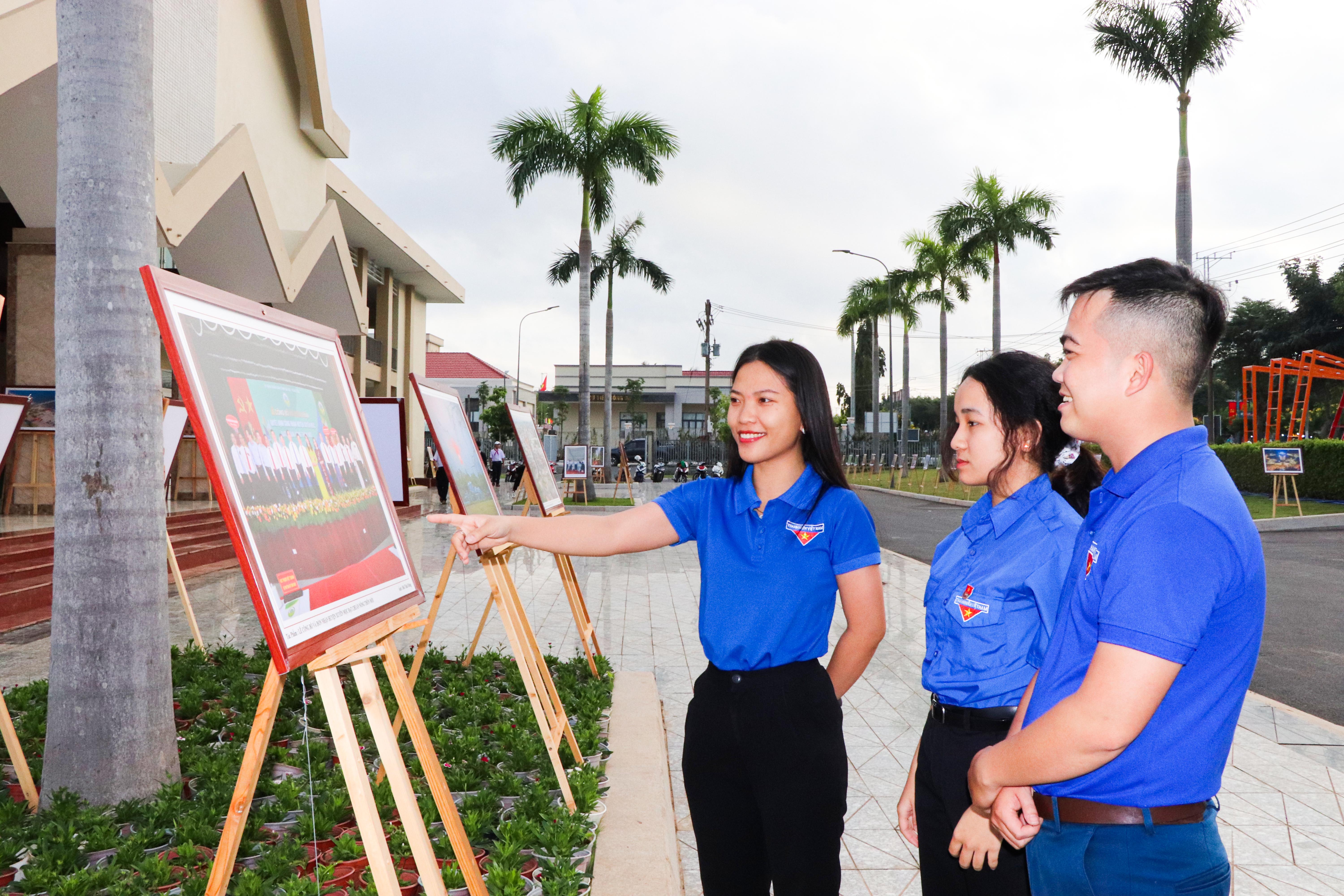 ĐVTN huyện Xuyên Mộc thích thú khi xem ảnh giới thiệu thành tựu của huyện qua các thời kỳ.