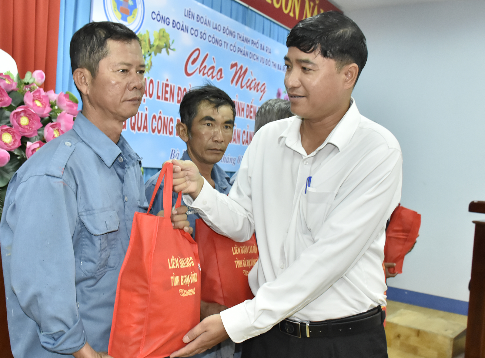 Ông Nguyễn Trung Ngạn, Trưởng ban Chính sách Pháp luật LĐLĐ tỉnh tặng quà tết cho công nhân Công ty CP Dịch vụ Đô thị Bà Rịa