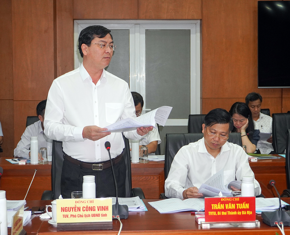 Ông Nguyễn Công Vinh, Phó Chủ tịch UBND tỉnh báo cáo tiến độ các dự án trọng điểm.