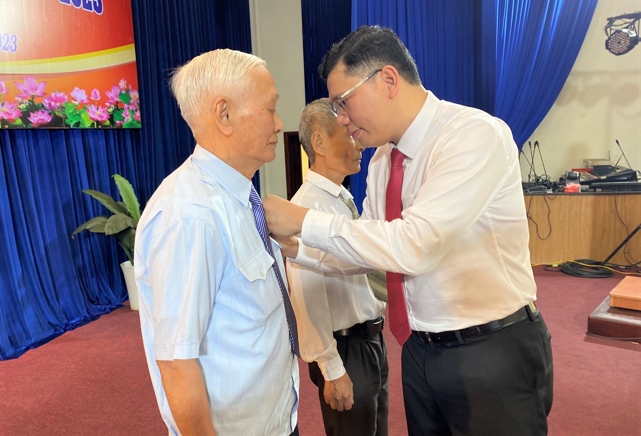 Ông Hoàng Nguyên Dinh, Bí thư Huyện ủy Châu Đức trao Huy hiệu Đảng 50 tuổi Đảng cho ông Trương Văn Phùng.