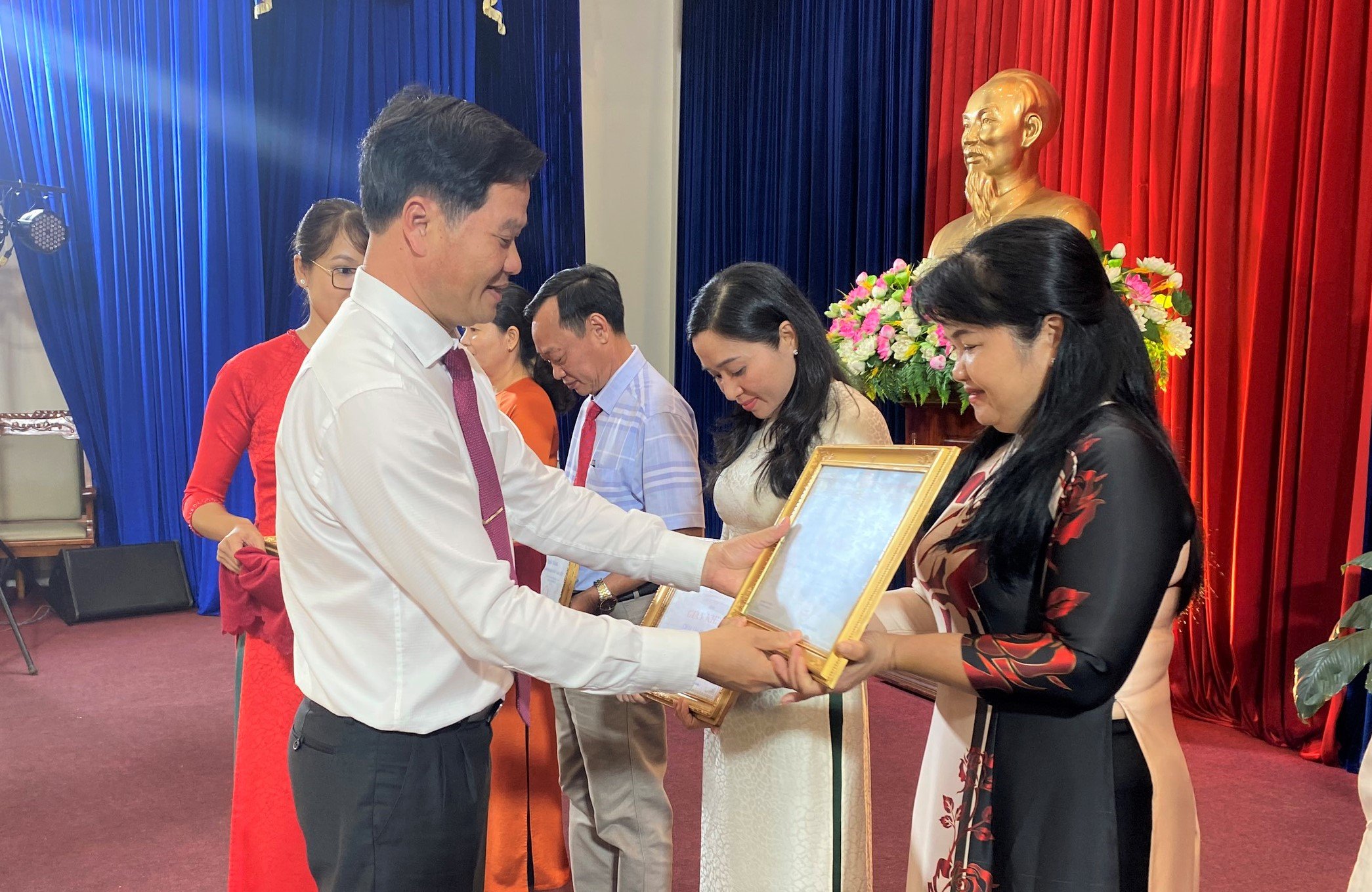 Ông Lê Thanh Liêm, Phó Bí thư Thường trực Huyện ủy Châu Đức trao Giấy khen cho các cơ sở Đảng hoàn thành xuất sắc nhiệm vụ tiêu biểu năm 2022.
