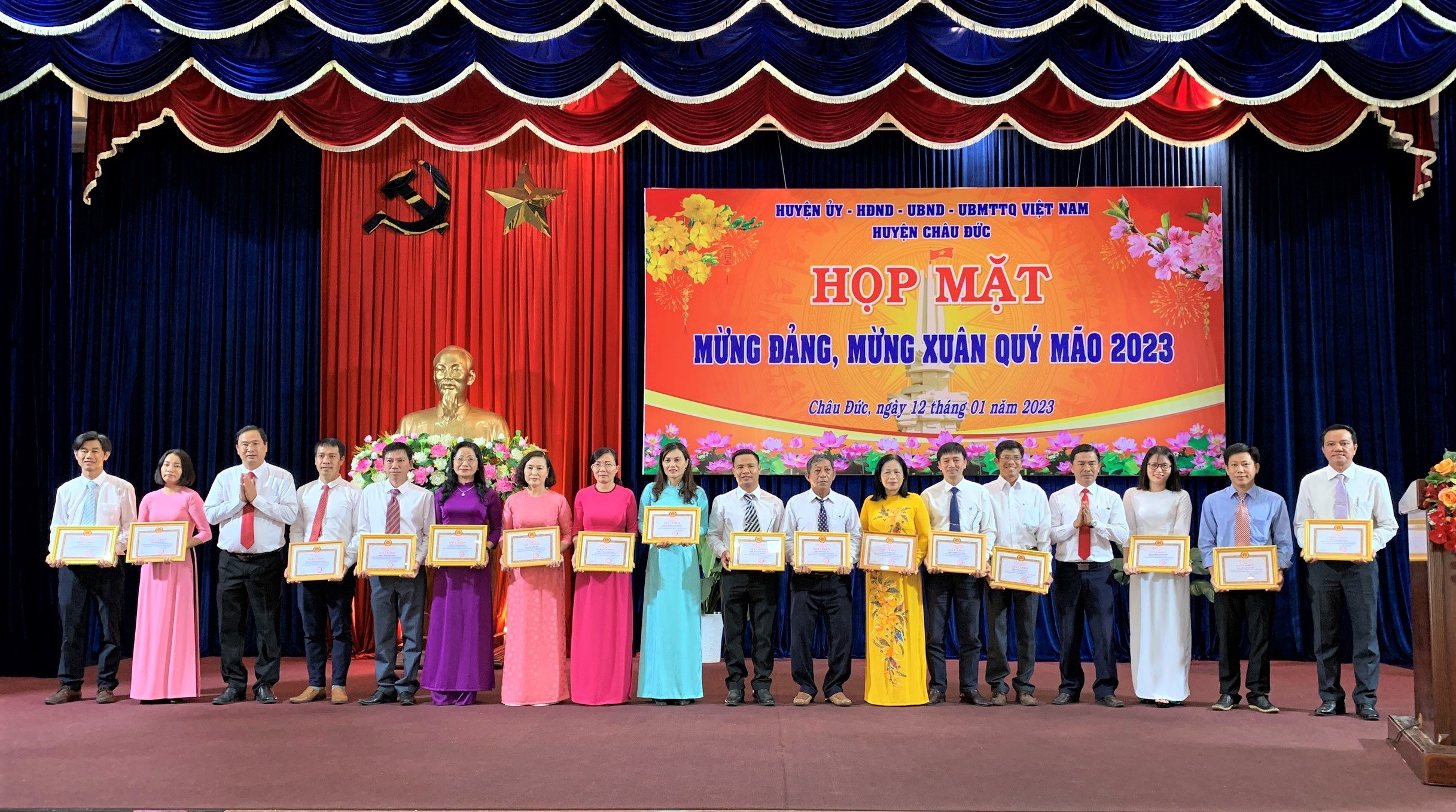 Ông Nguyễn Tấn Bản, Chủ tịch UBND huyện và ông Lê Binh, Chủ tịch UBMTTQ Việt Nam huyện trao Giấy khen cho các đảng viên hoàn thành xuất sắc nhiệm vụ 5 năm liền (2018-2022).