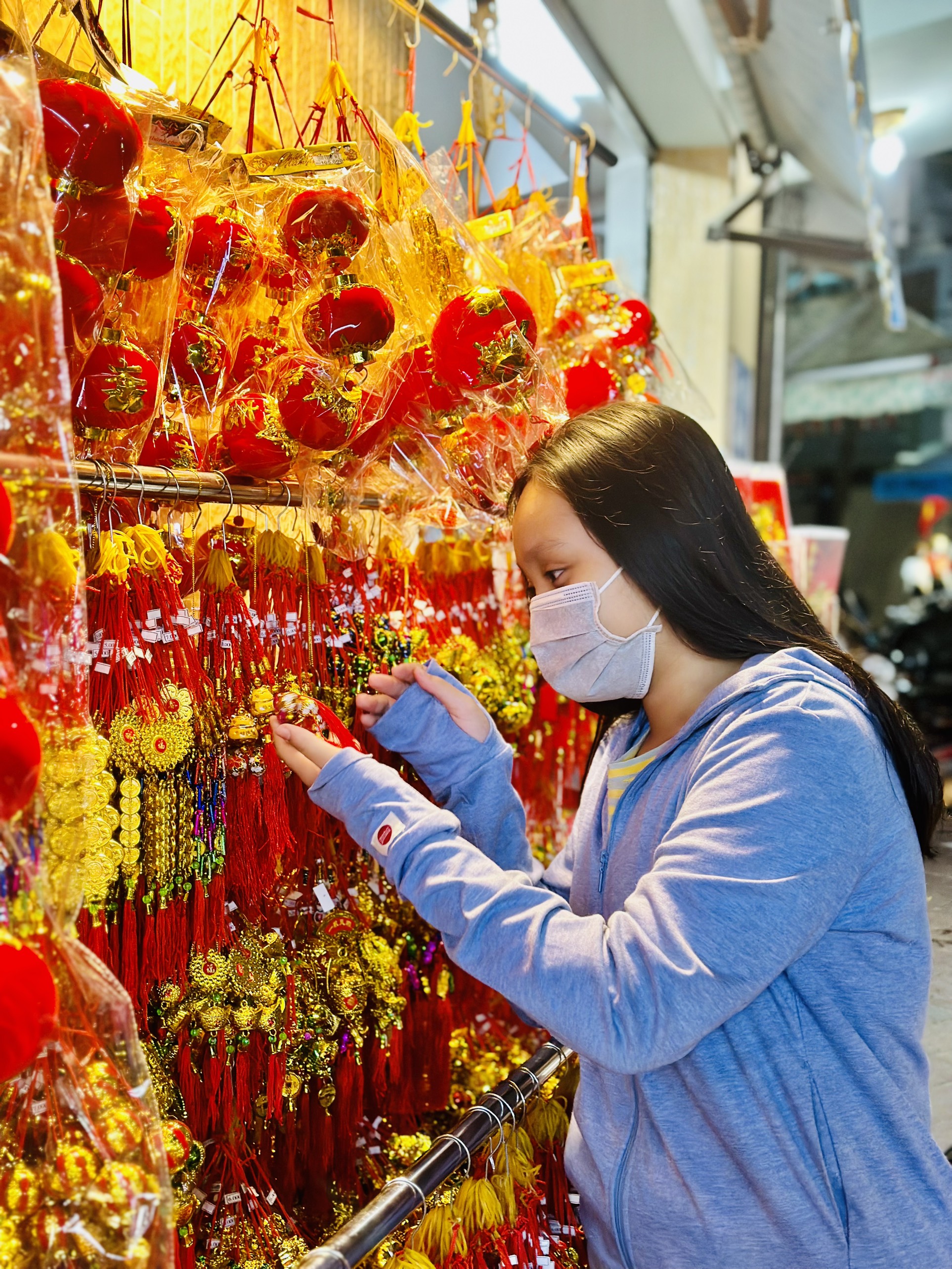 Khách hàng nhí say mê chọn đồ trang trí Tết.