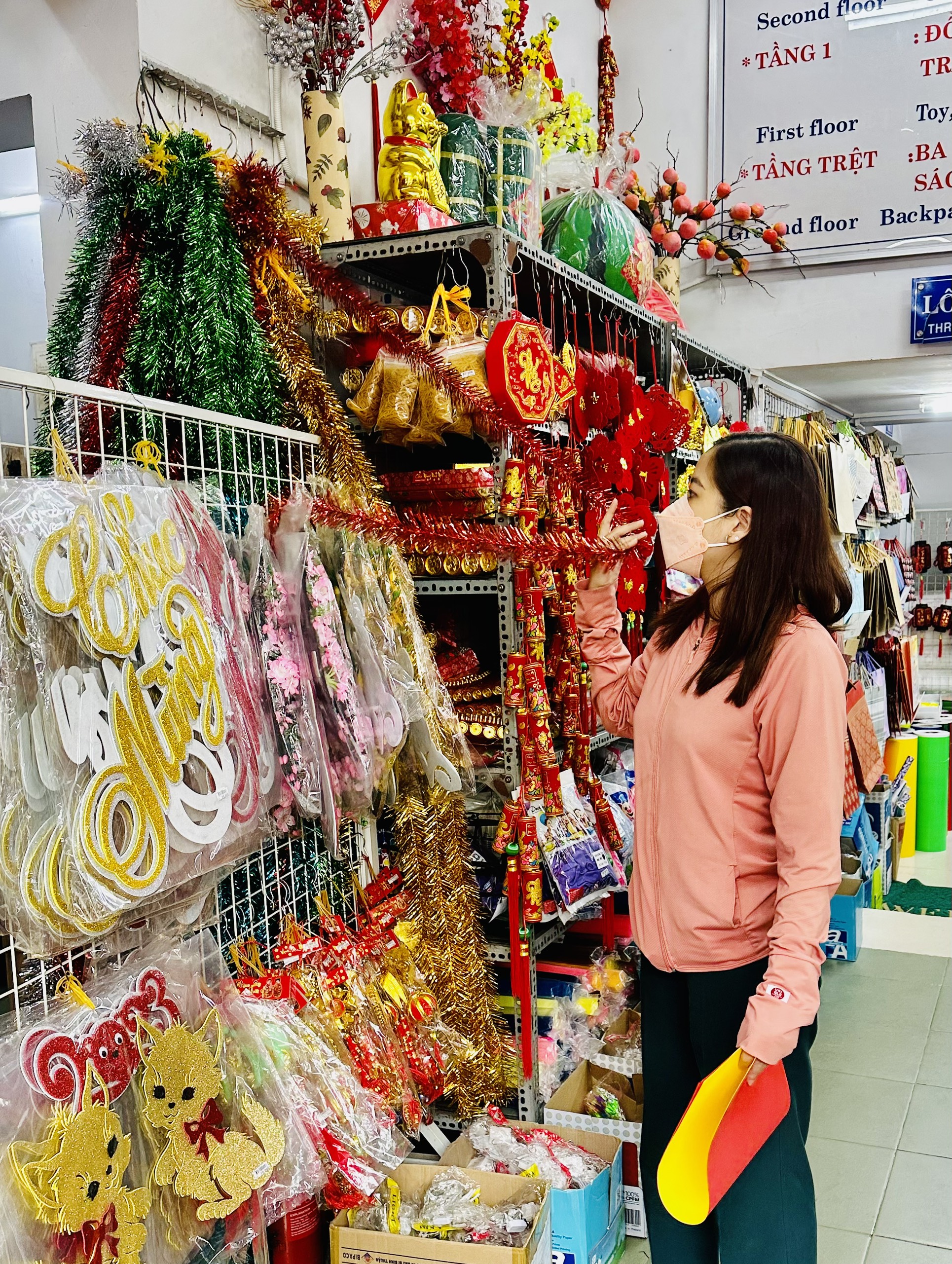 Khách hàng chọn mua dây kim tuyến trên đường Lý Thường Kiệt.