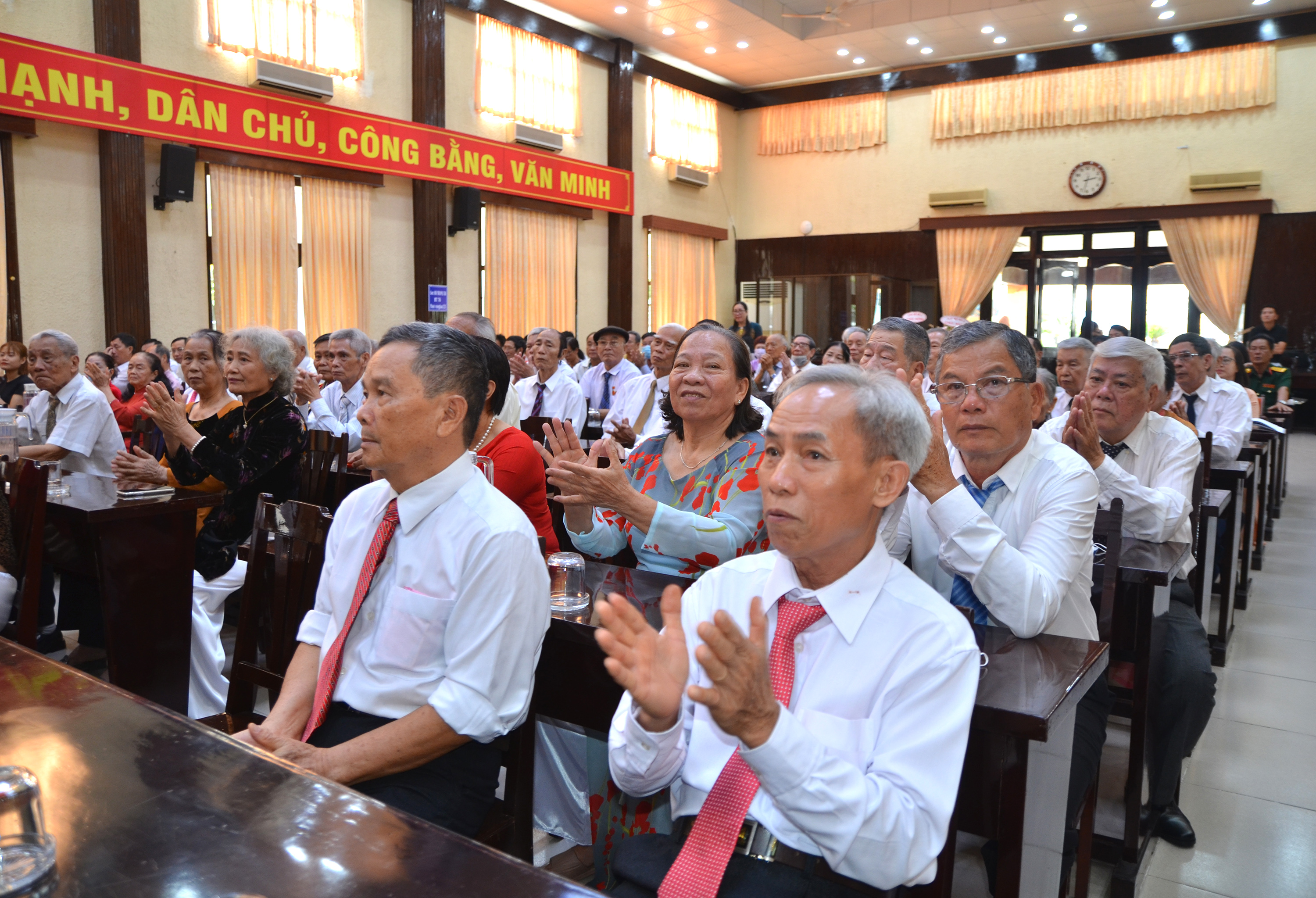 Các đảng viên dự buổi lễ.