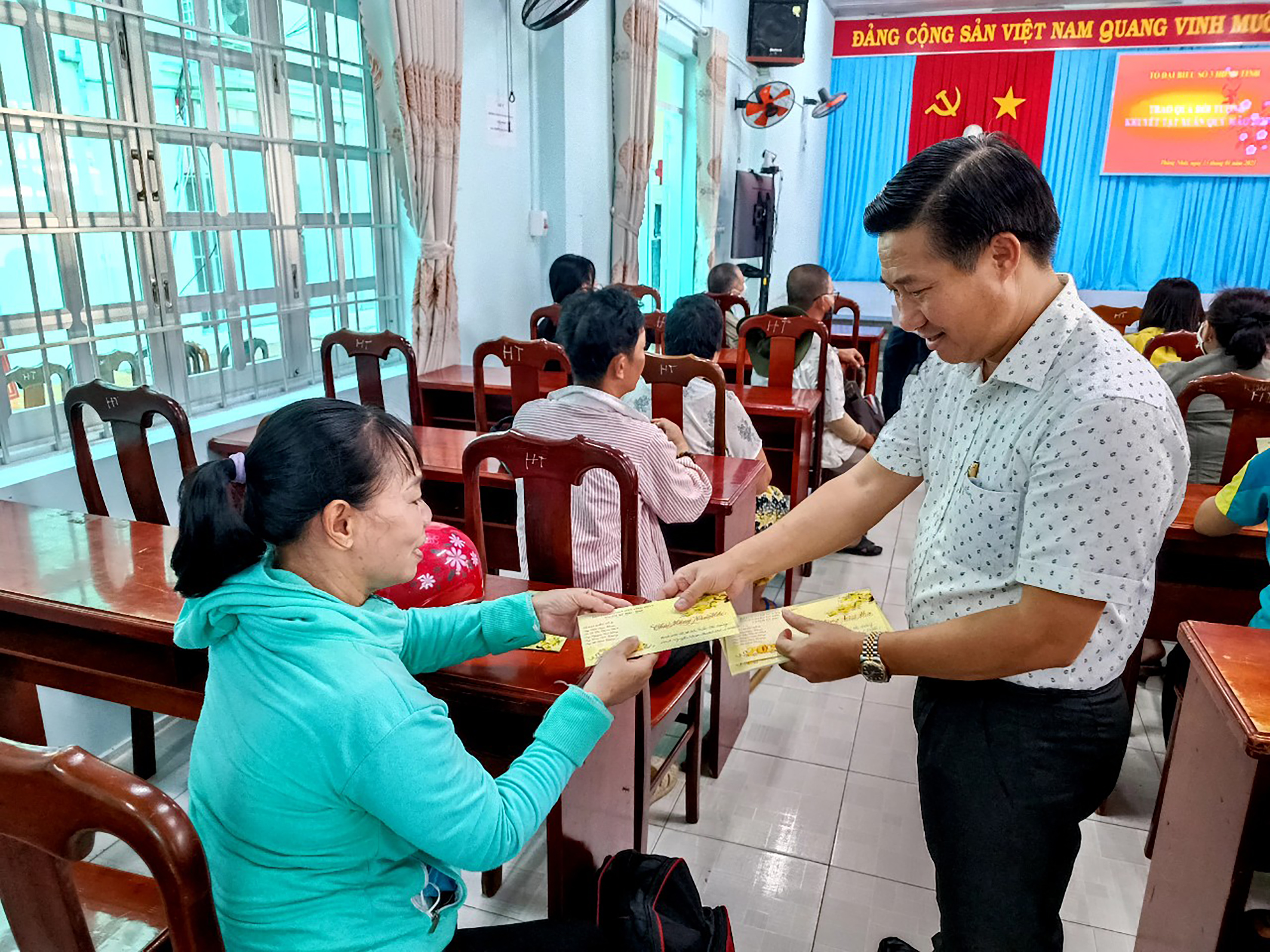 Ông Lê Đình Thắng, Chủ tịch HĐQT DICcons, Chủ tịch Hội Doanh nhân trẻ tỉnh tặng quà Tết cho các hộ dân có hoàn cảnh khó khăn.
