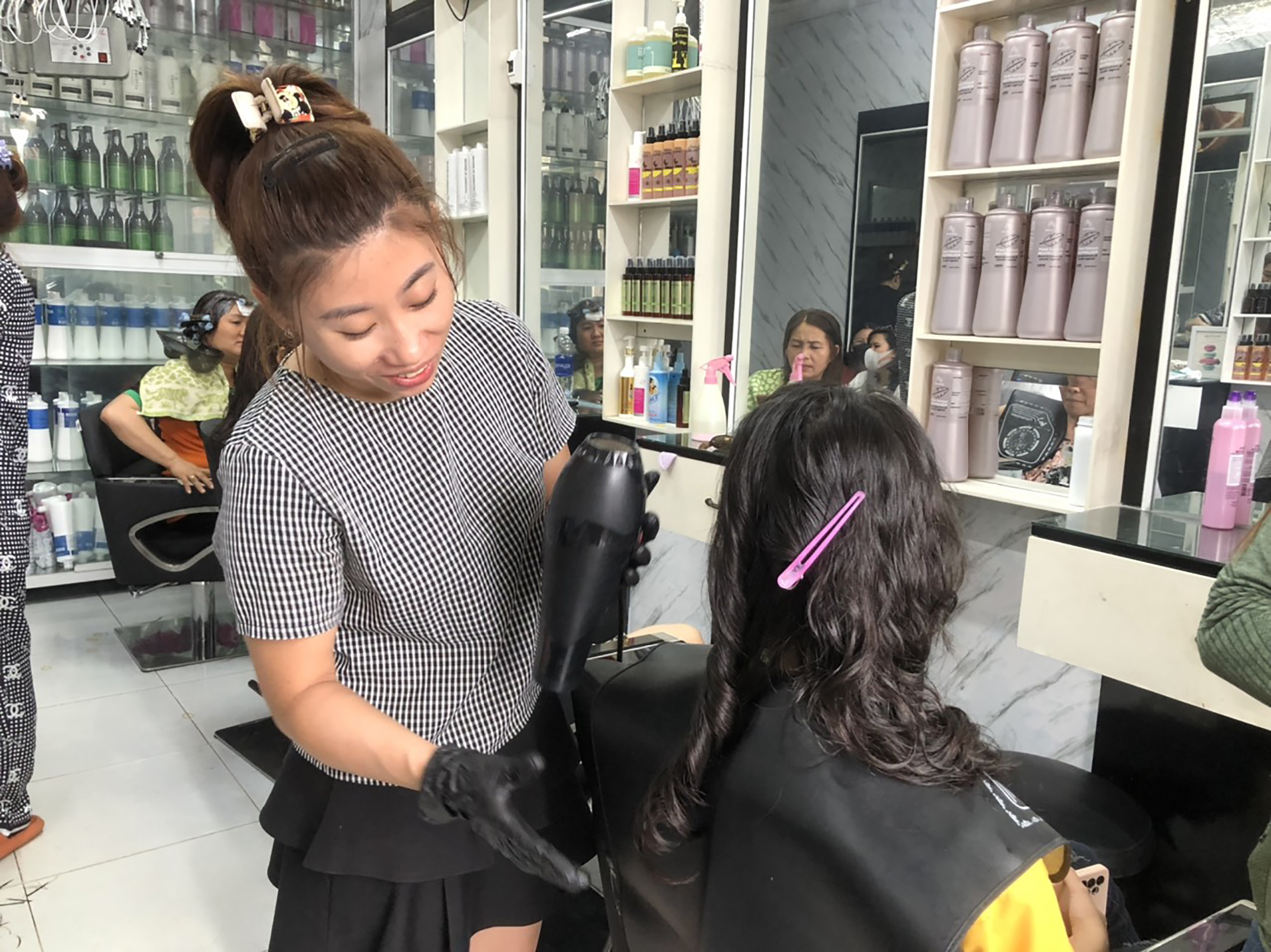 Khách hàng làm đẹp tại một salon tóc ở phường 10, TP. Vũng Tàu.