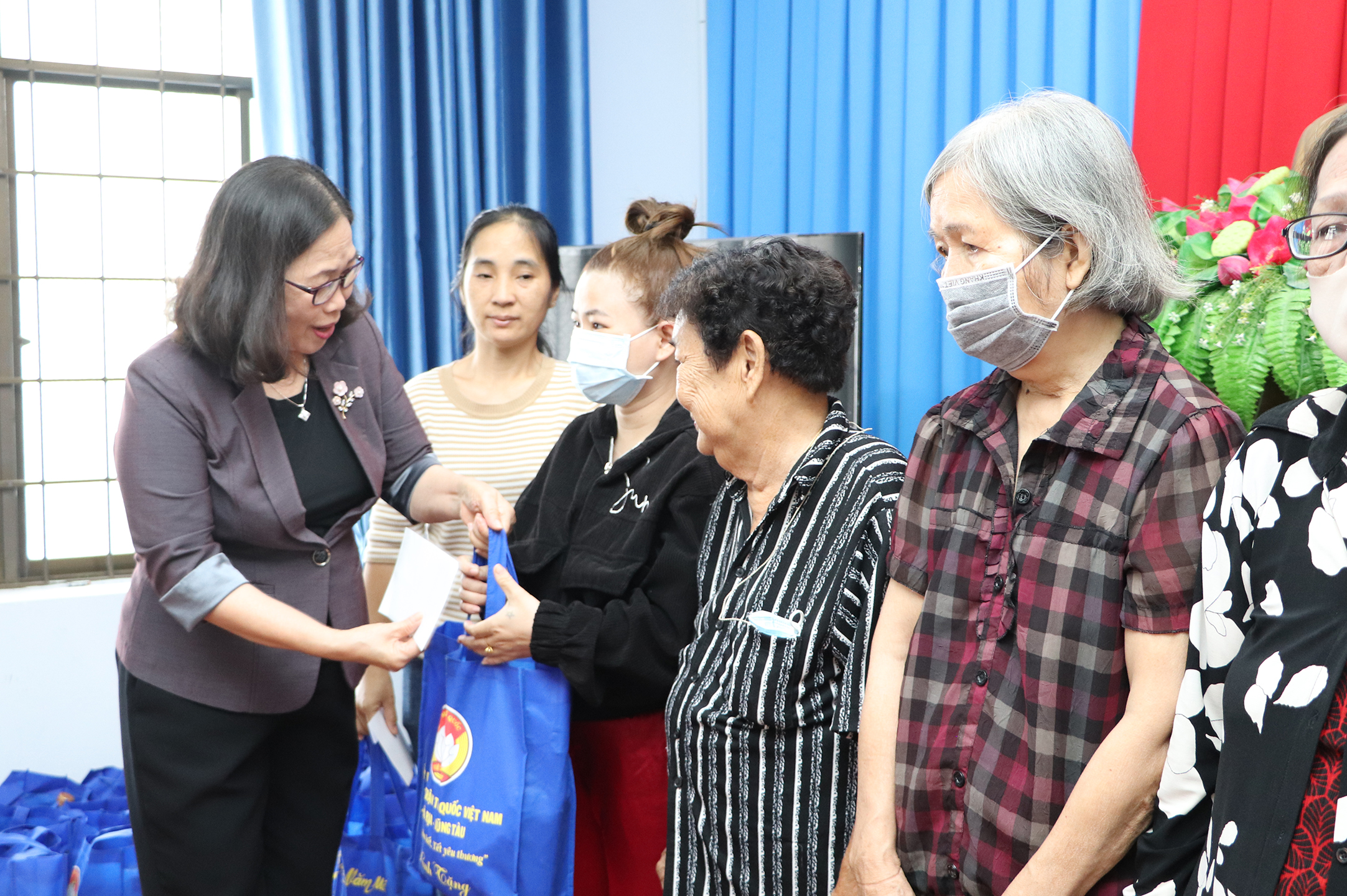 Phó Bí thư Thường trực Tỉnh ủy Nguyễn Thị Yến trao quà cho hộ nghèo, khó khăn tại TP.Bà Rịa.