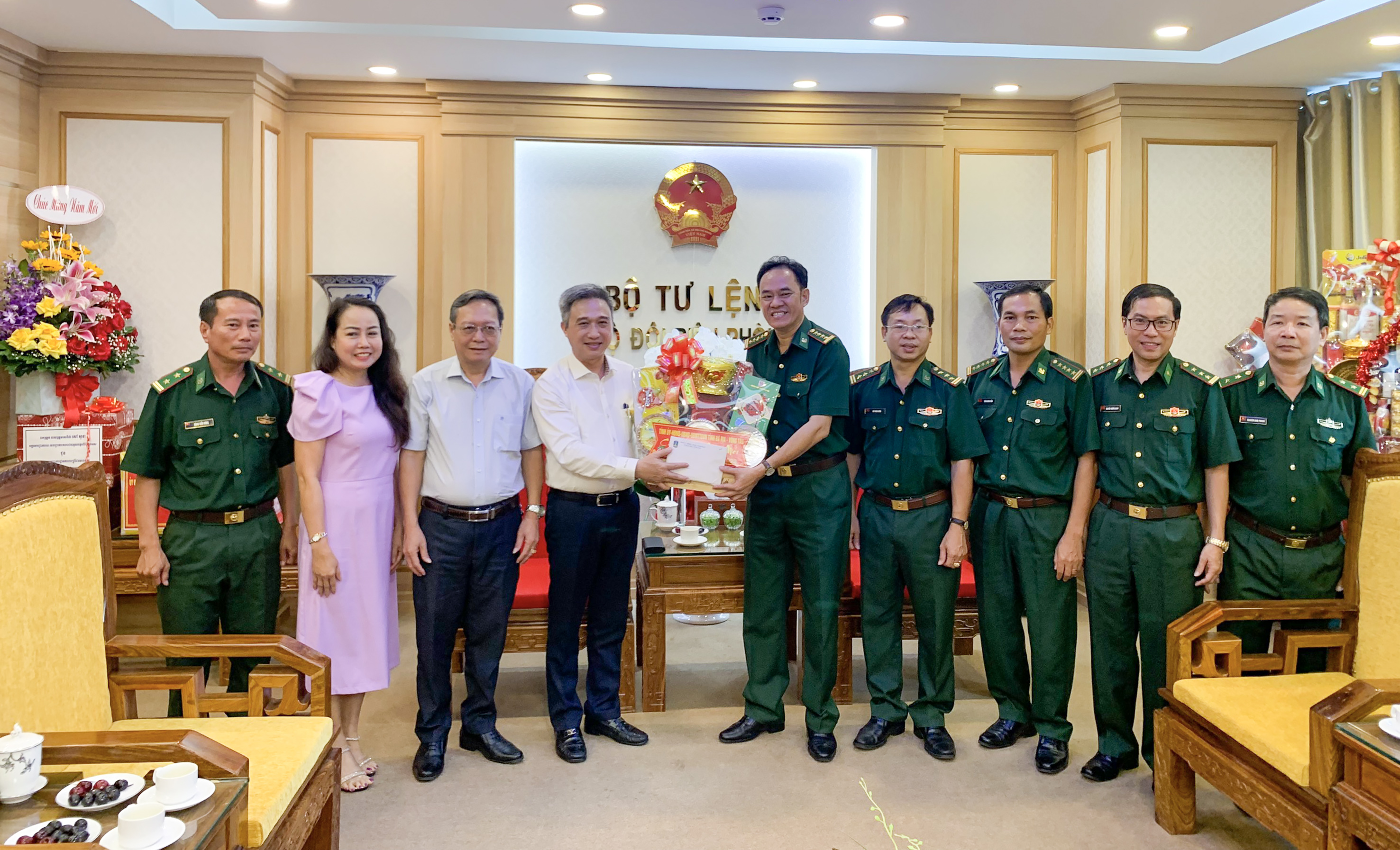 Ông Đặng Minh Thông, Ủy viên Ban Thường vụ Tỉnh ủy, Phó Chủ tịch UBND tỉnh chúc Tết và tặng quà Bộ Tư Lệnh Bộ đội Biên phòng phía Nam.