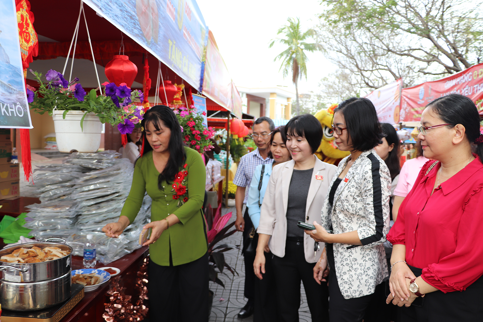 Bà Lê Thị Thanh Bình, Phó Bí thư Thường trực Thành ủy Vũng Tàu và các đại biểu tham quan gian hàng của Công ty TNHH hải sản Ngọc Quỳnh