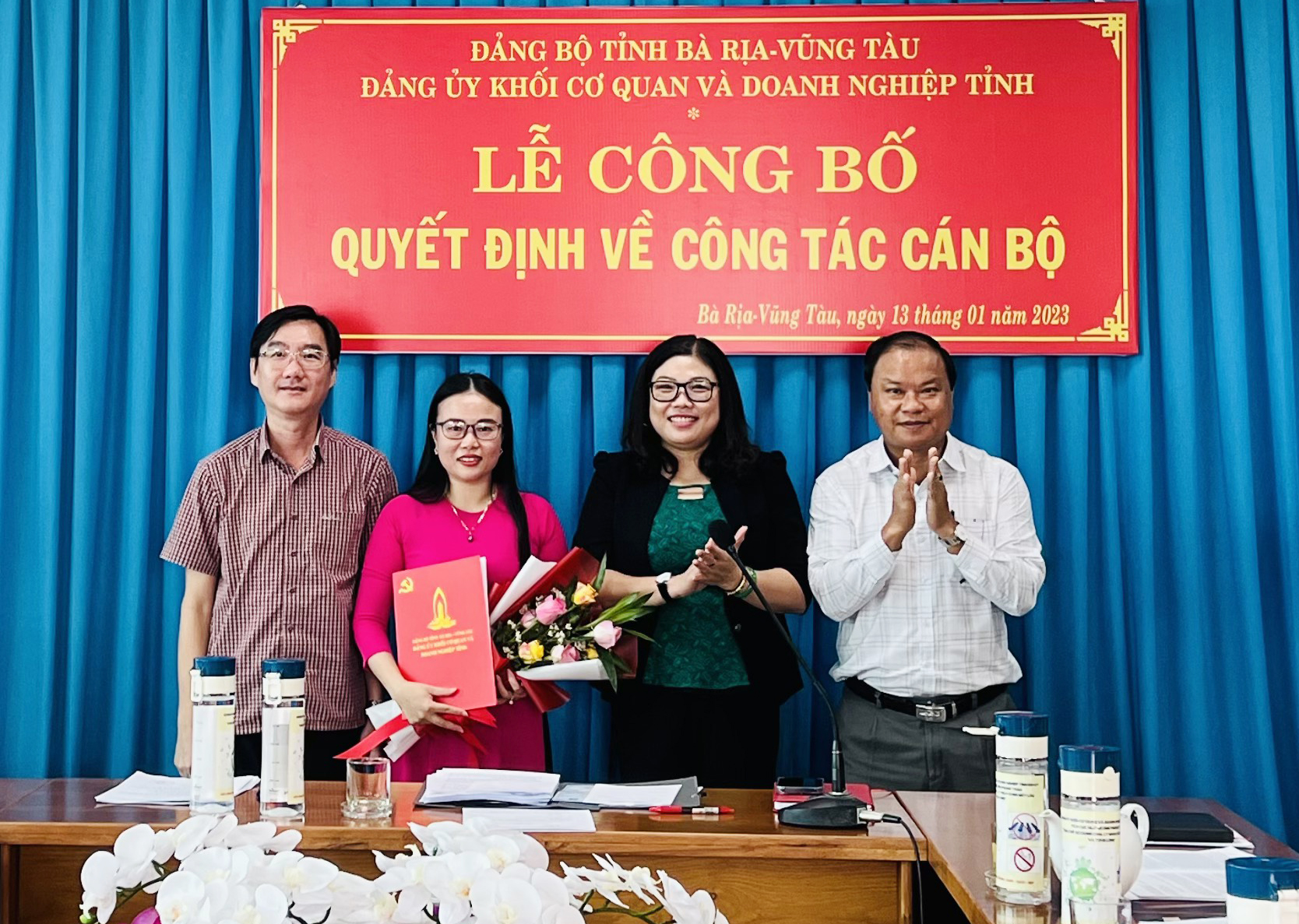 Bà Lương Thị Lệ Hằng, Bí thư Đảng ủy Khối và các ông Nguyễn Trường Giang, Phó Bí thư Thường trực, Trần Văn Tám, Phó Bí thư Đảng ủy Khối trao quyết định và tặng hoa chúc mừng bà Lê Thị Nga.