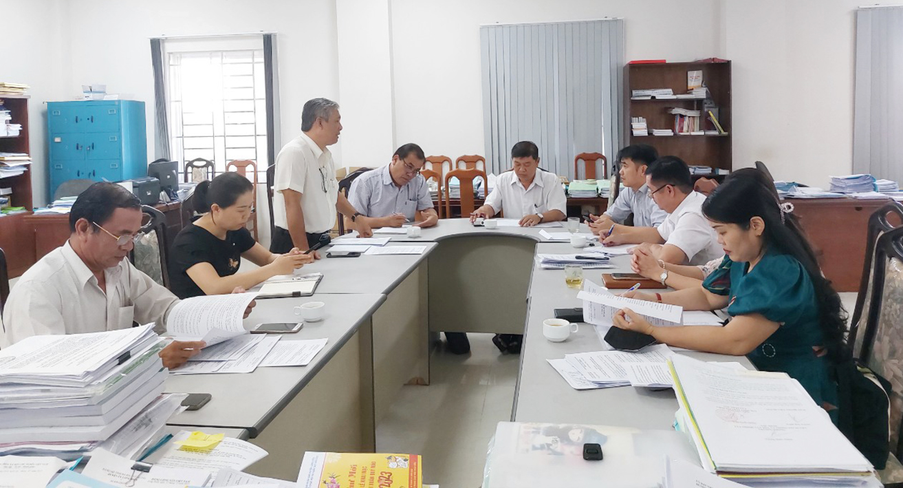 Ông Đỗ Phước Trung, Phó Giám đốc Sở Du lịch làm việc với Phòng VH-TT huyện Long Điền nghe báo cáo kế hoạch đón khách du lịch Tết Nguyên đán Quý Mão vào chiều 13/1