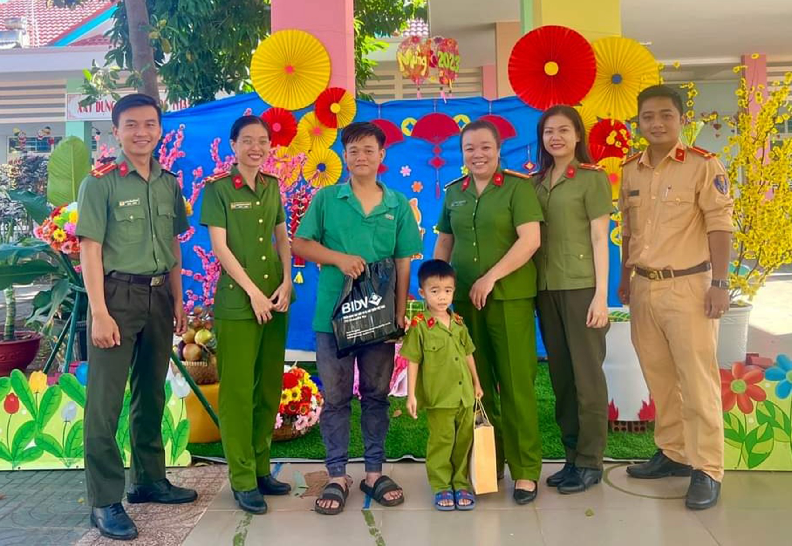 Hội Phụ nữ phối hợp với Đoàn Thanh niên Công an huyện tổ chức thăm hỏi, tặng quà cháu Thiềm Thanh Toàn 