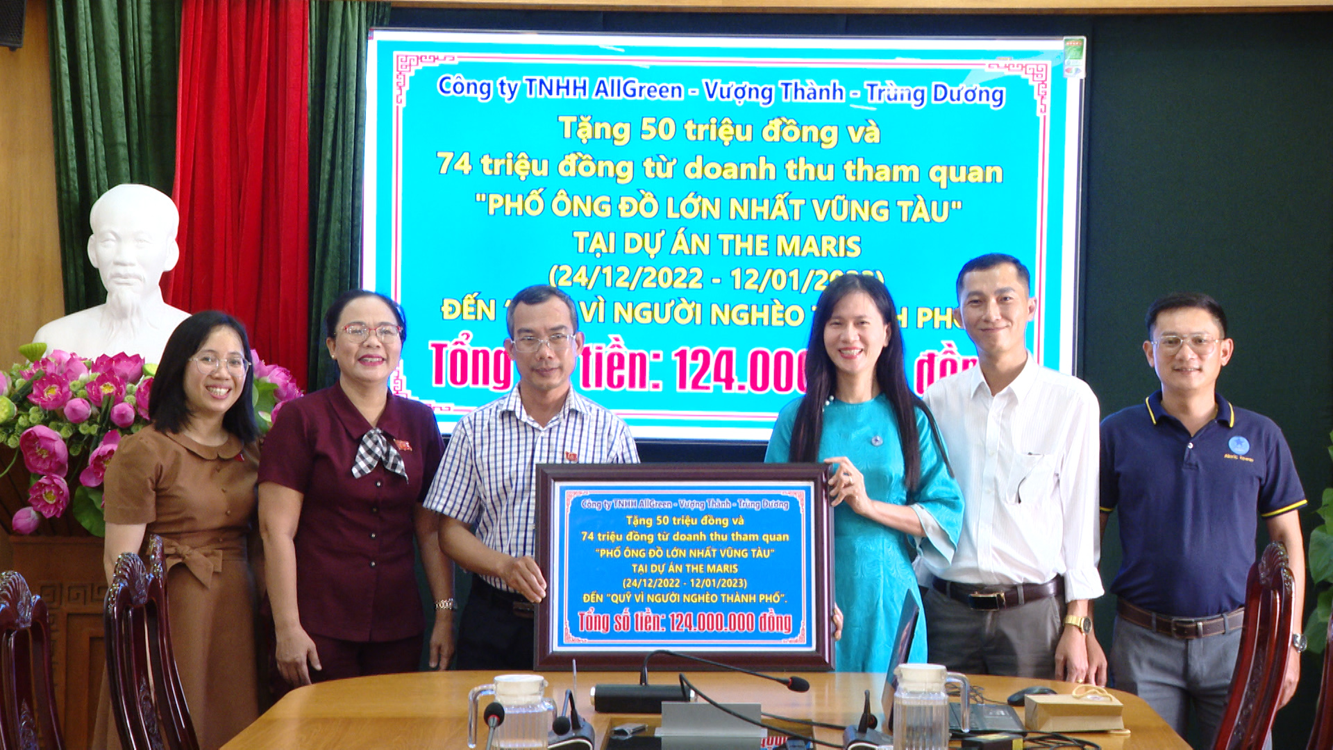 Đại diện Công ty TNHH AllGreen - Vượng Thành - Trùng Dương trao bảng tượng trưng ủng hộ Quỹ 