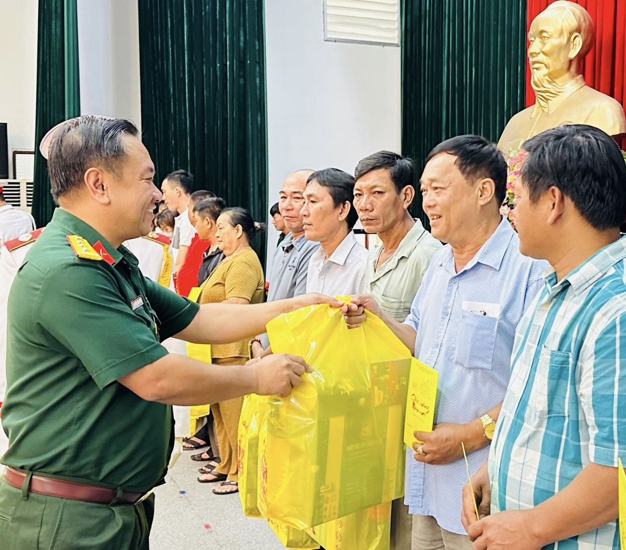 Thượng tá Nguyễn Thành Trung, Chính ủy Bộ CHQS tỉnh trao quà cho ngư dân TP. Vũng Tàu.