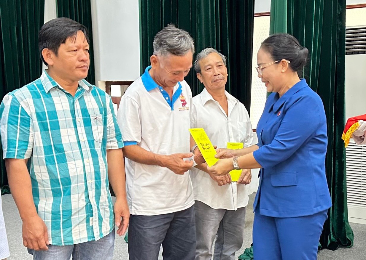 Bà Nguyễn Thị Thu Hương, Phó Chủ tịch UBND TP.Vũng Tàu trao quà cho ngư dân TP. Vũng Tàu.