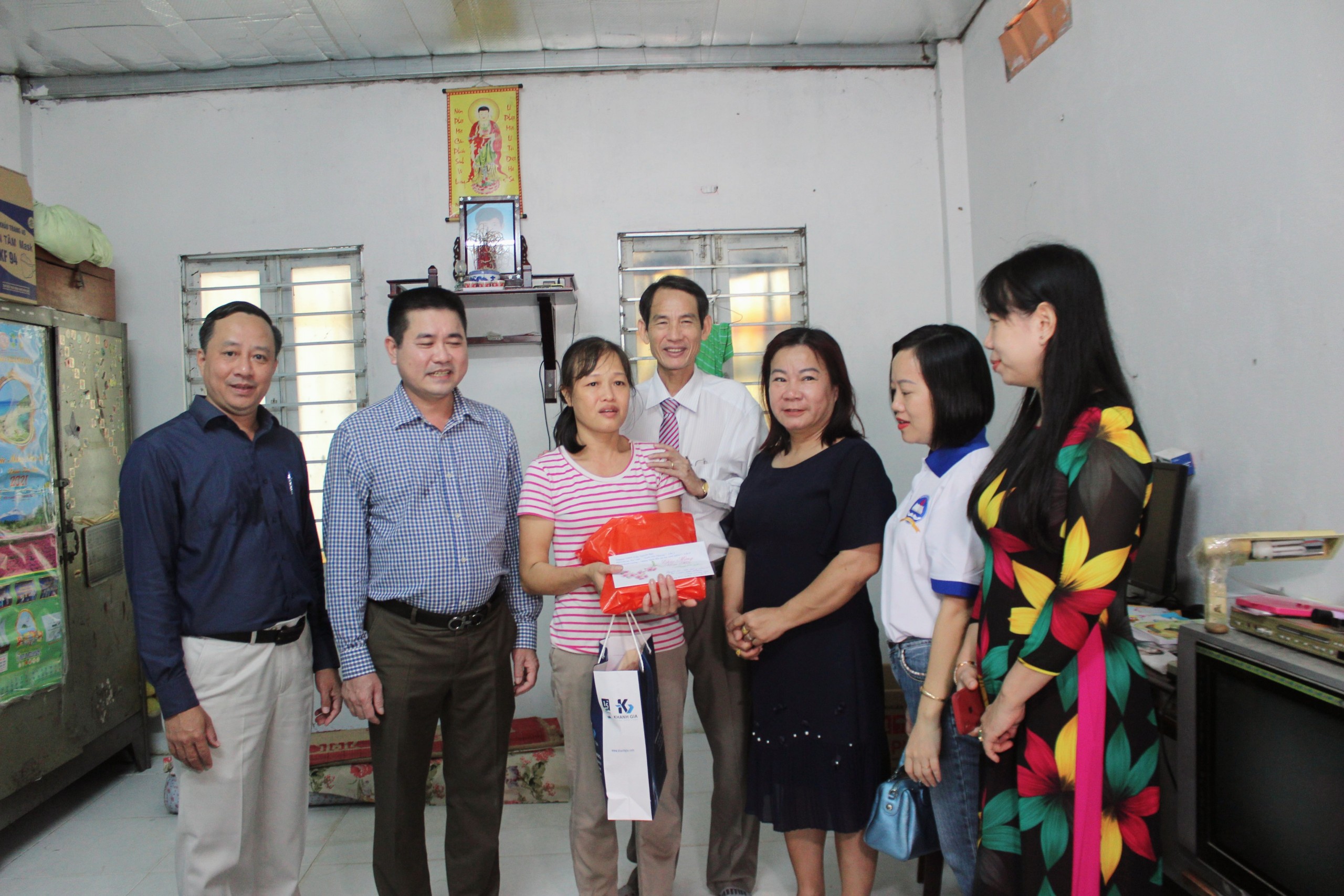 Đoàn thăm và trao quà cho gia đình em Nguyễn Tài Việt Anh, HS có hoàn cảnh đặc biệt khó khăn.