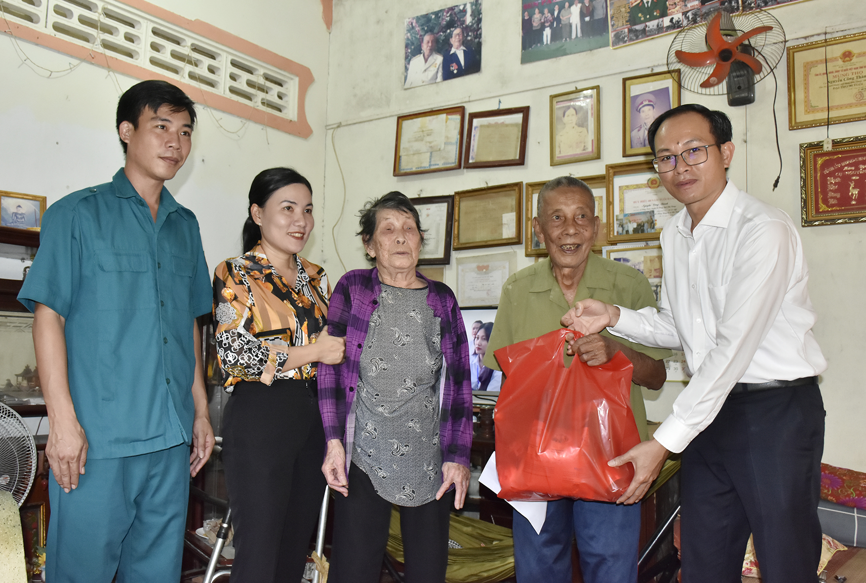 Đoàn công tác của phường Hắc Dịch do ông Phan Minh Hợp, Thị ủy viên, Bí thư Đảng ủy làm trưởng đoàn thăm và tặng quà Tết cho ông Nguyễn Công Thành (ở khu phố Suối Nhum) 70 năm tuổi Đảng