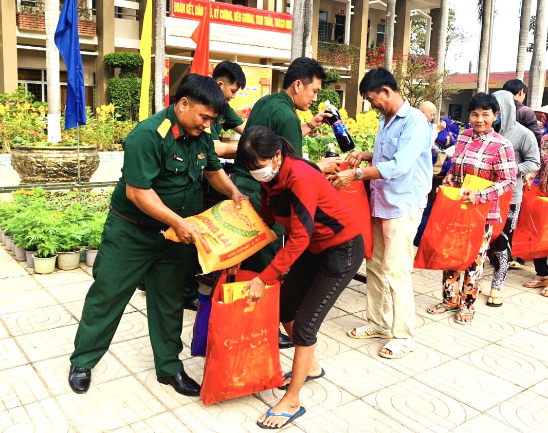 Người dân mua hàng miễn phí tại 