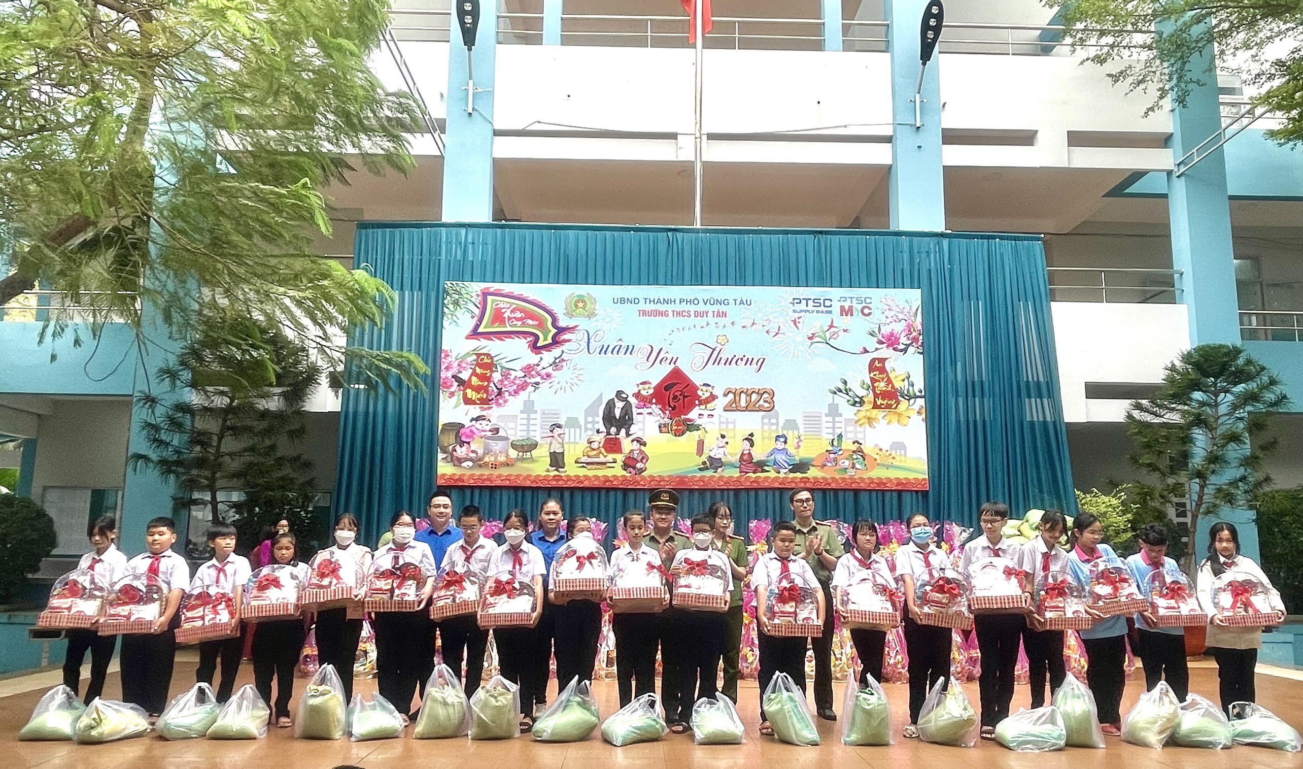 Công an TP. Vũng Tàu, Công ty TNHH MTV Dịch vụ Cơ khí Hàng hải PTSC (PTSC M&C), Công ty Cảng Dịch Vụ Dầu Khí (PTSC SUPPLY BASE) đã trao 20 phần quà cho HS có hoàn cảnh khó khăn.