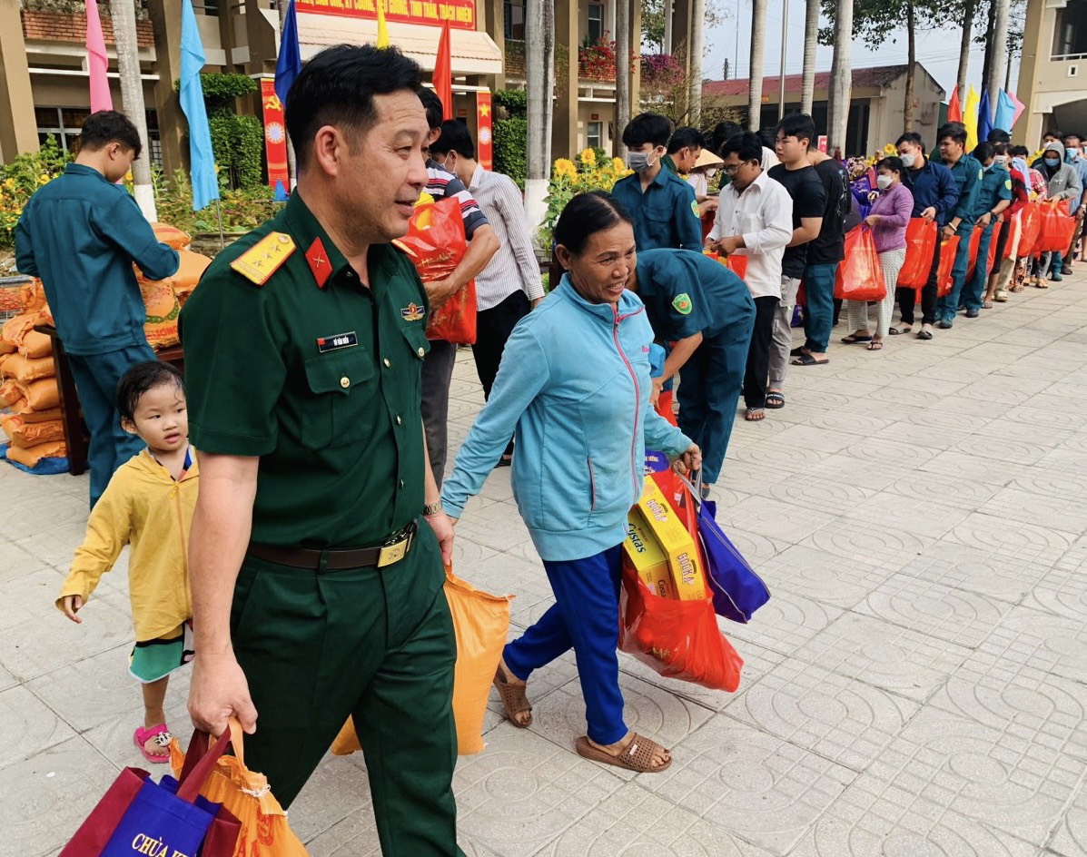 Người dân mua hàng miễn phí tại 