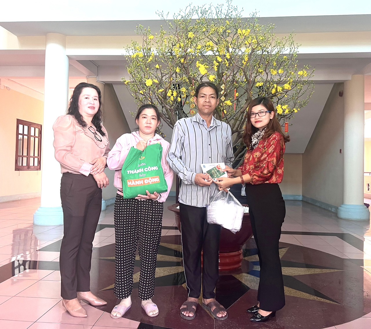 Đại diện Báo Bà Rịa-Vũng Tàu trao quà Tết cho gia đình chị Nguyễn Thị Ngọc Nga (ấp An Hoà, xã Lộc An, huyện Đất Đỏ).