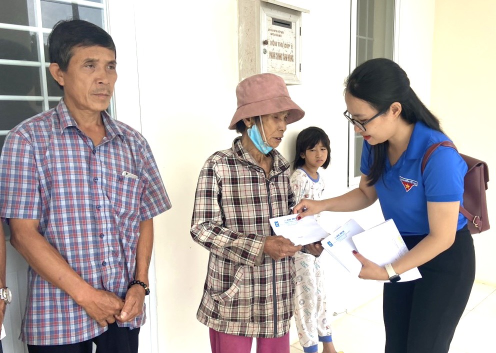 Đại diện Báo Bà Rịa-Vũng Tàu trao quà Tết cho các hộ gia đình có hoàn cảnh khó khăn trên địa bàn huyện Châu Đức