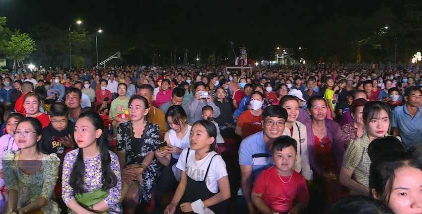 Đông đảo người dân huyện Đất Đỏ đến thưởng thức chương trình biễu diễn.