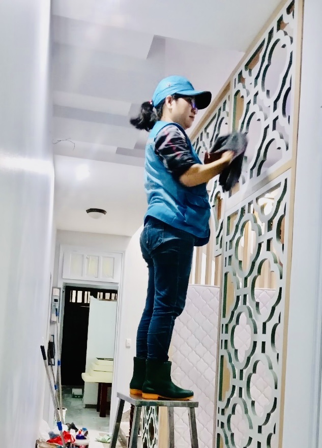 Công nhân nhóm vệ sinh công nghiệp Hoàn Hảo lau chùi, vệ sinh nhà cho khách.