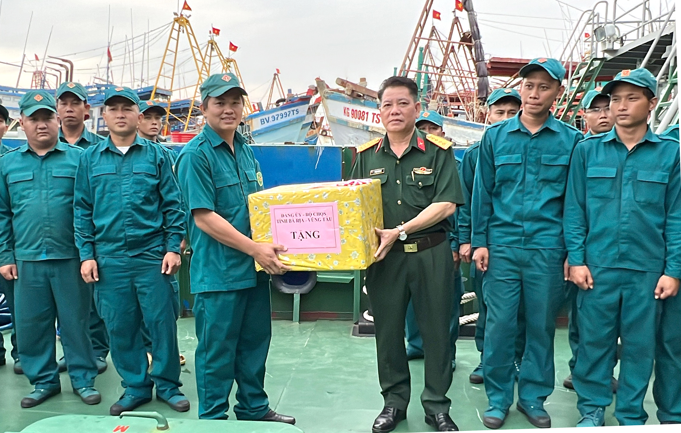 Bộ CHQS tỉnh tặng quà Hải đội dân quân thường trực tỉnh trước khi xuất phát làm nhiệm vụ trên biển  dịp Tết Nguyên đán Quý Mão 2023.