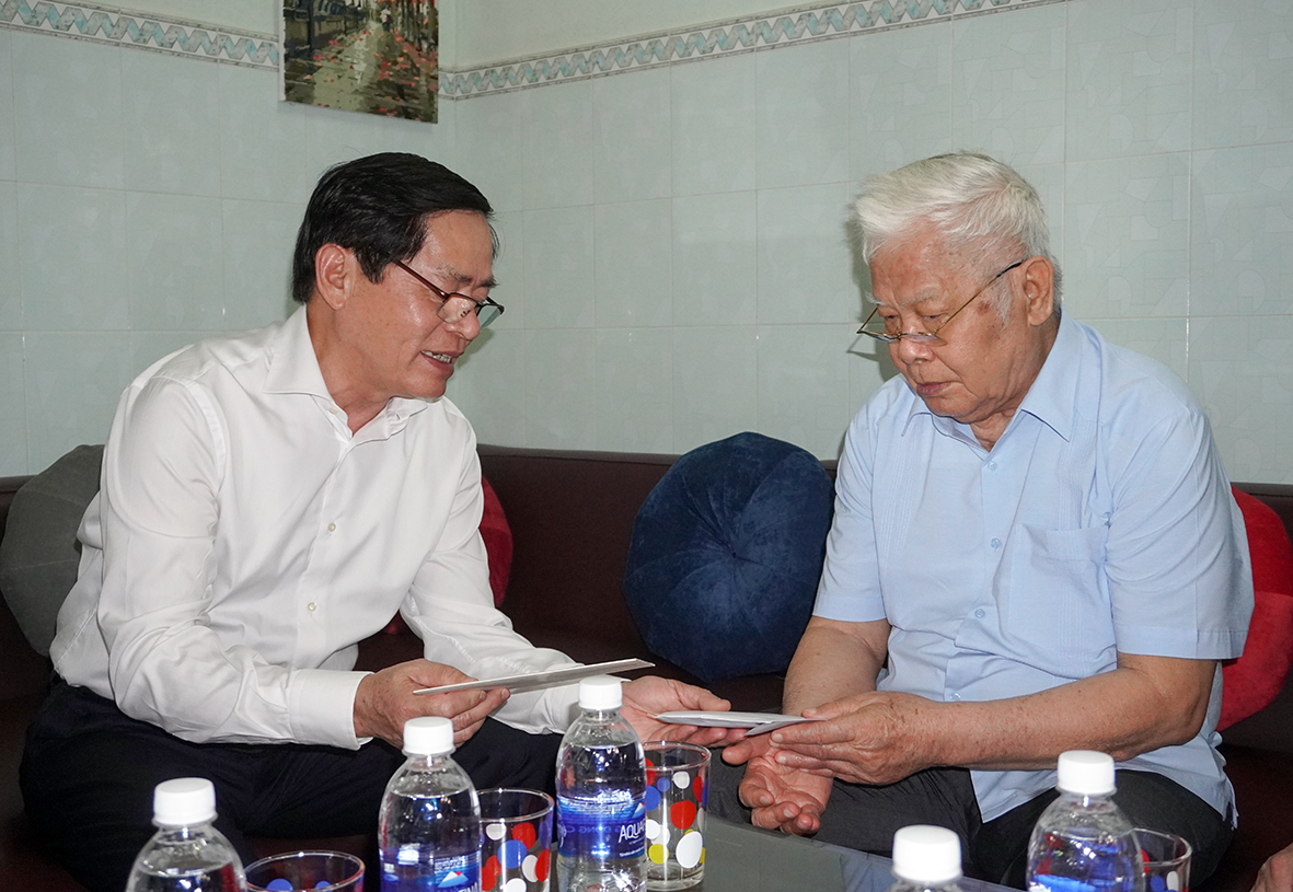 Ông Phạm Viết Thanh, Ủy viên Trung ương Đảng, Bí thư Tỉnh ủy, Chủ tịch HĐND tỉnh tặng quà chúc mừng năm mới AHLLVTND Nguyễn Văn Tròn.