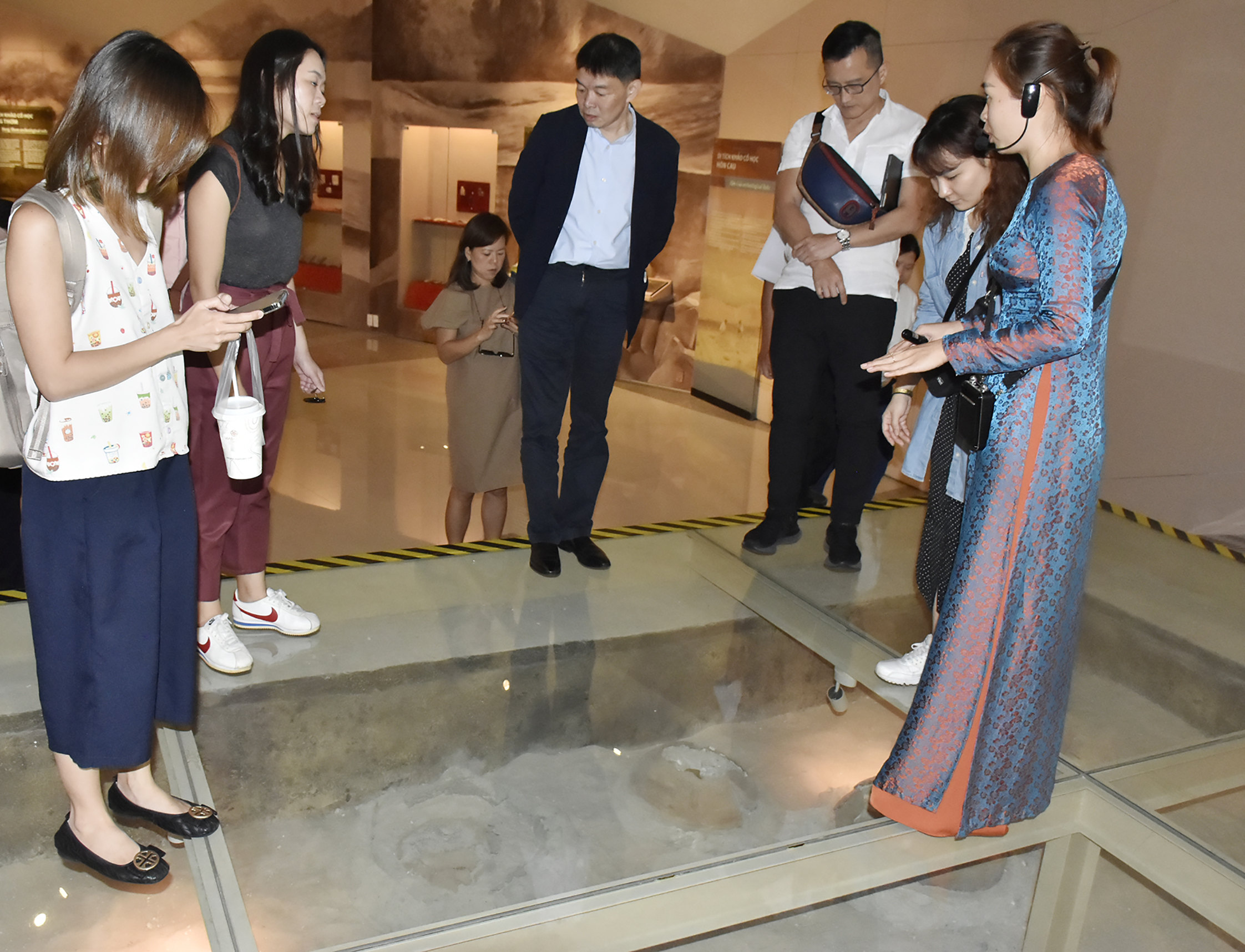 Mô hình con tàu đắm và cổ vật trục vớt trên vùng biển Bà Rịa-Vũng Tàu tái hiện  dưới lớp kính trong suốt tại Bảo tàng tỉnh gây thích thú, tò mò cho khách tham quan.