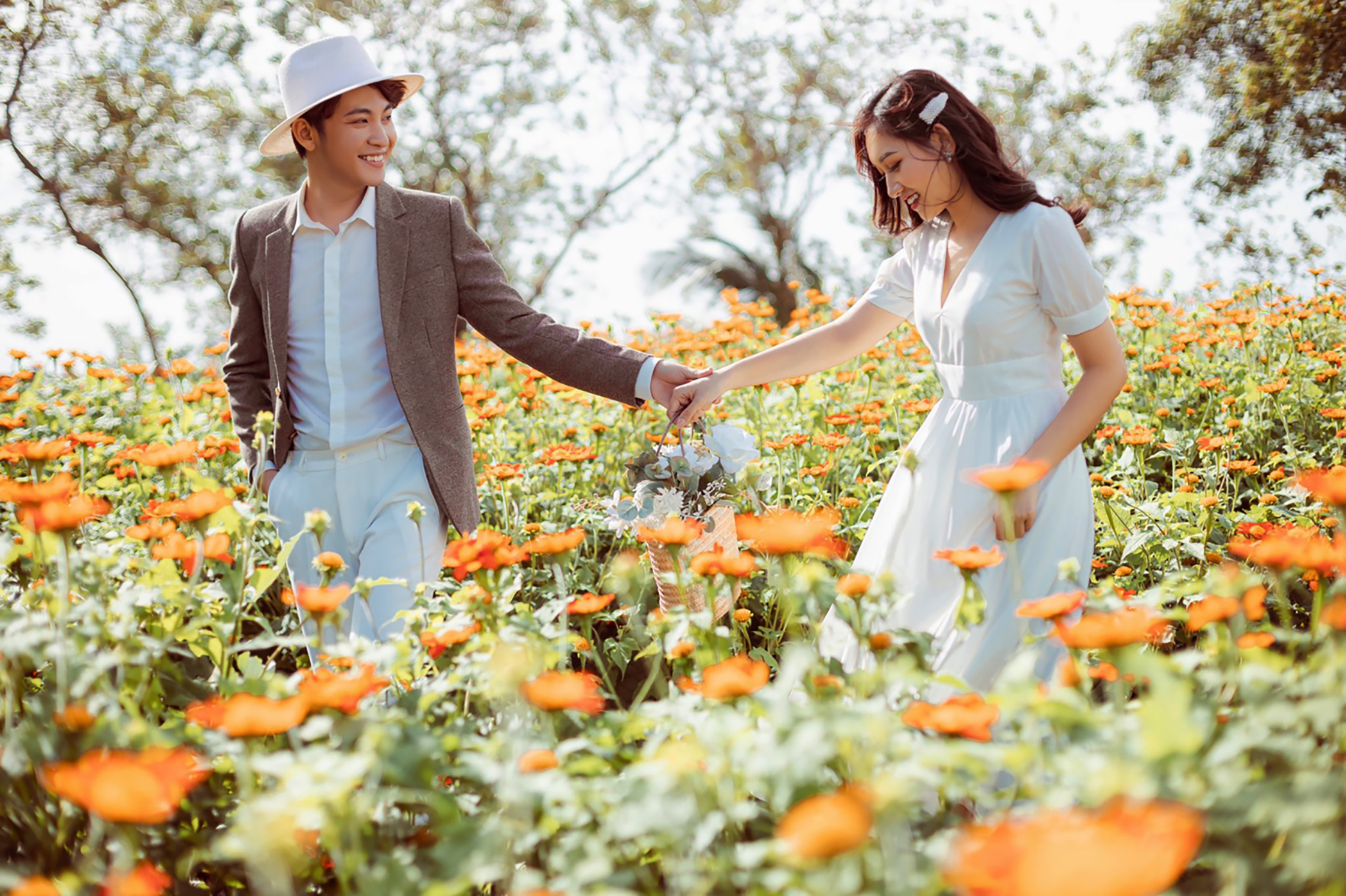 Mùa xuân, muôn hoa khoe sắc trên đỉnh Núi Lớn.